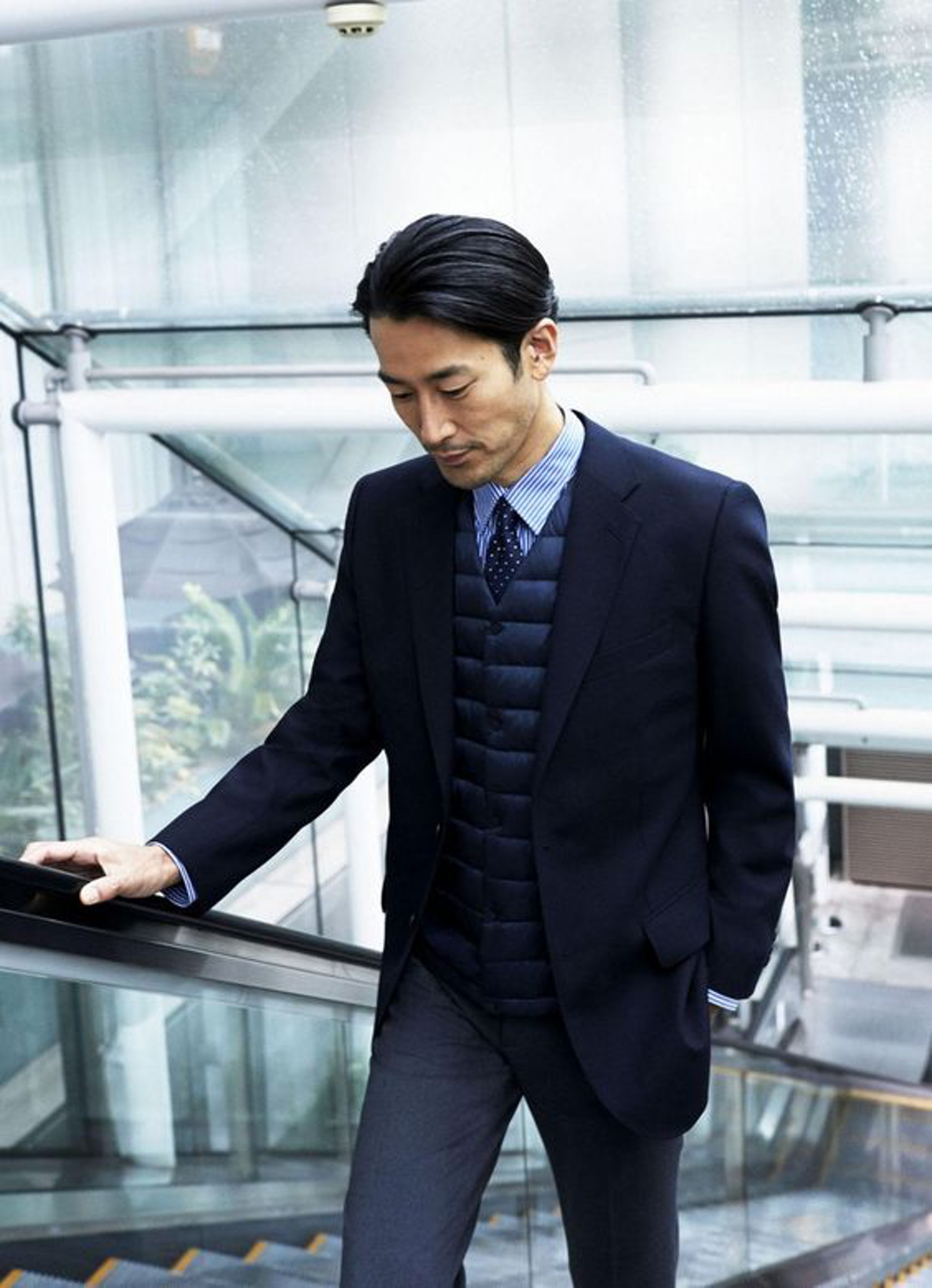 以輕盈羽絨背心當西裝背心著的「三件頭」西裝造型。(UNIQLO) 以輕盈羽絨背心當西裝背心著的「三件頭」西裝造型。(UNIQLO)