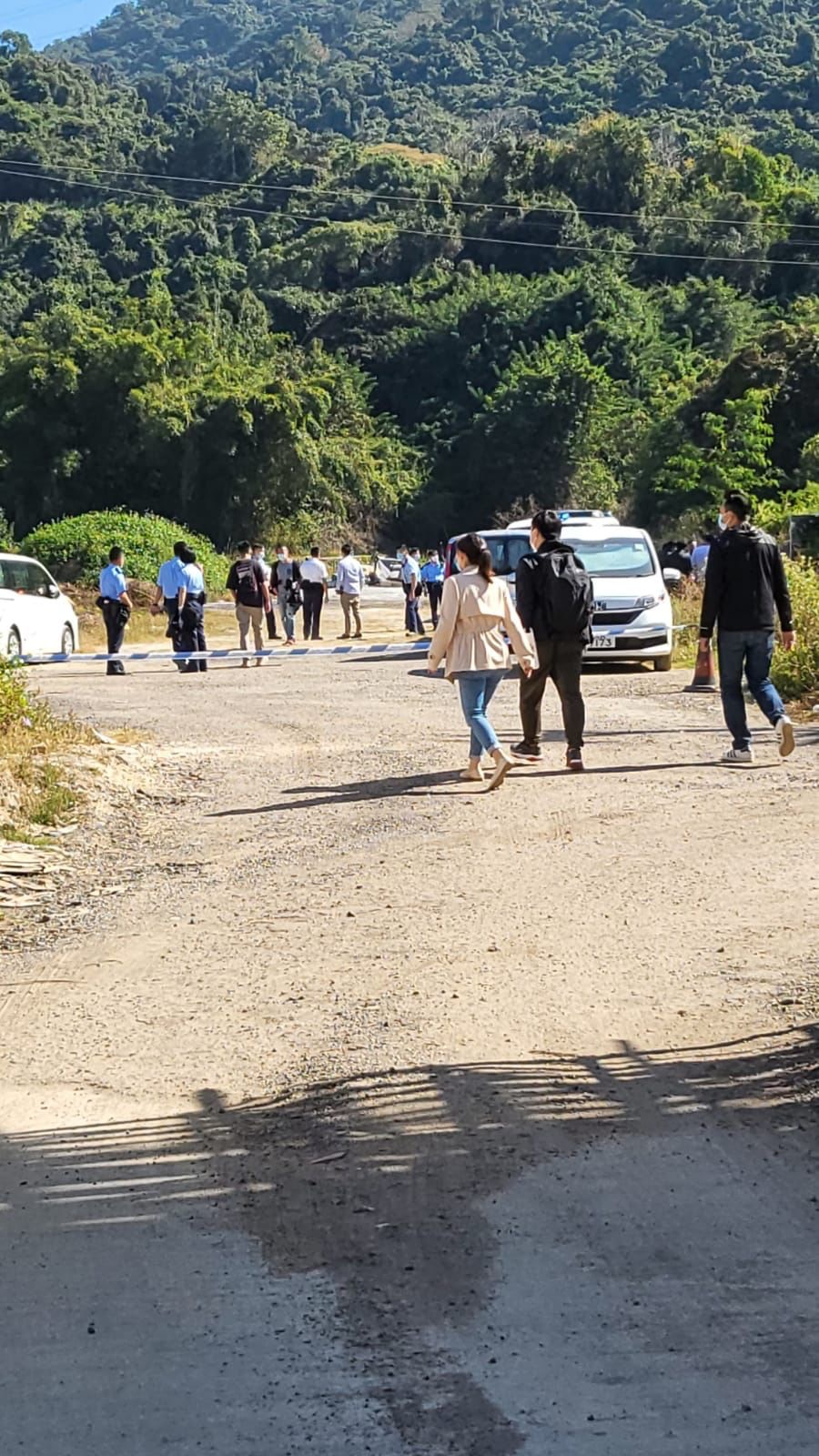 警员赶到大窝村，证实二人正是于域多利道被掳走的受害人。二人手部轻微红肿，接受治疗后已同日出院。（村民提供）
