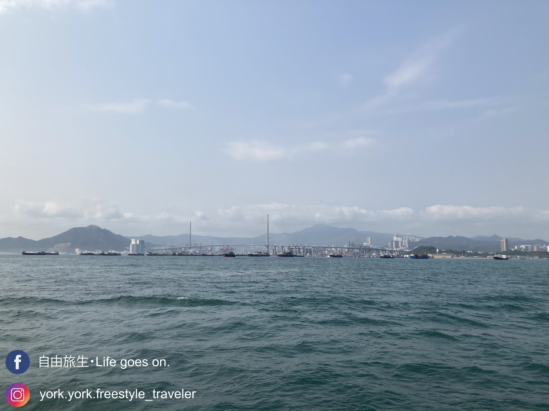 沿途會經過昂船州大橋,遠處是貨櫃碼頭!(自由旅生授權使用) 沿途會經過昂船州大橋,遠處是貨櫃碼頭!(自由旅生授權使用)
