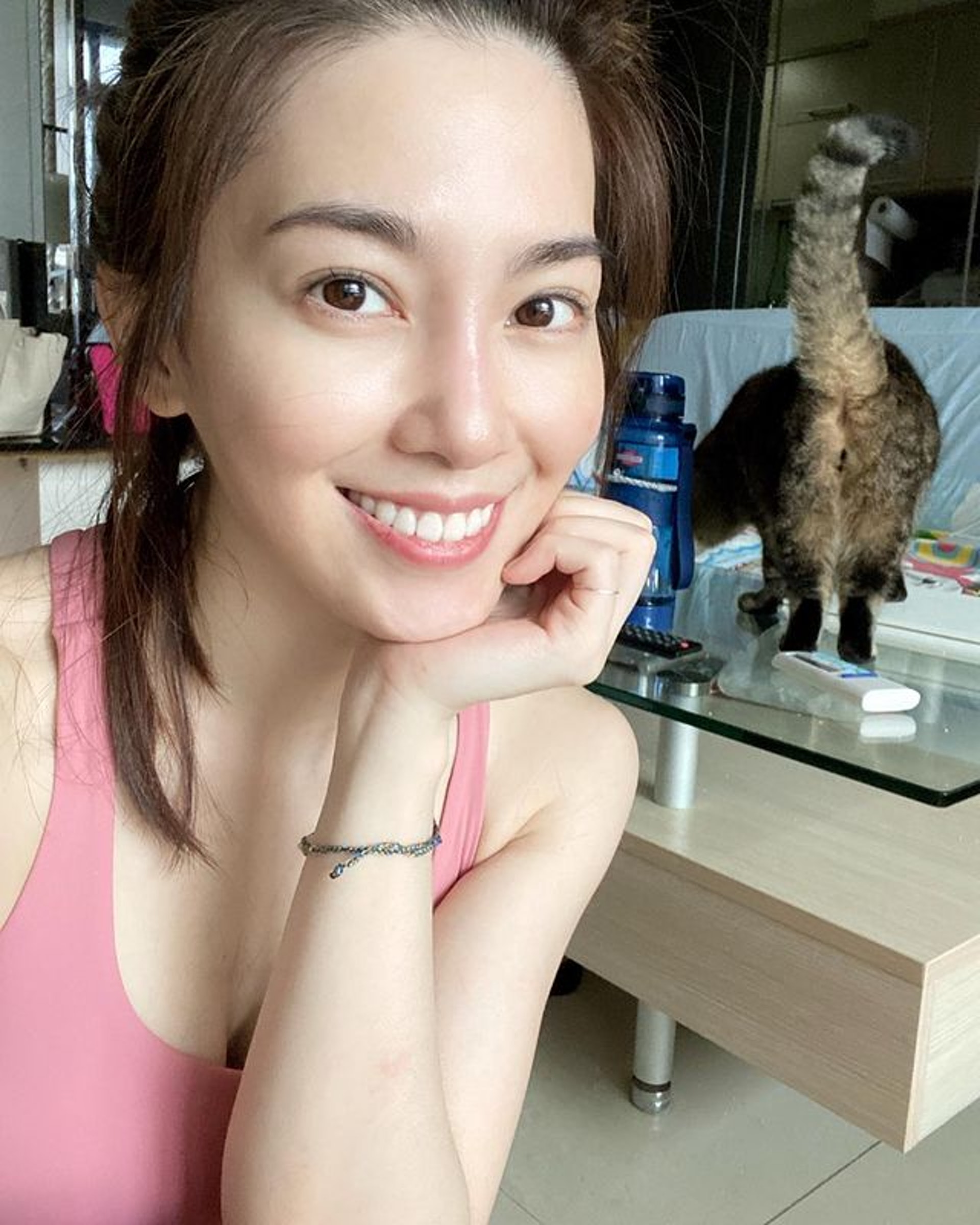 許藍方有著出眾外貌,經常會在社群分享專業知識、與粉絲互動,吸引許多網友追蹤。(許藍方博士Facebook) 許藍方有著出眾外貌,經常會在社群分享專業知識、與粉絲互動,吸引許多網友追蹤。(許藍方博士Facebook)
