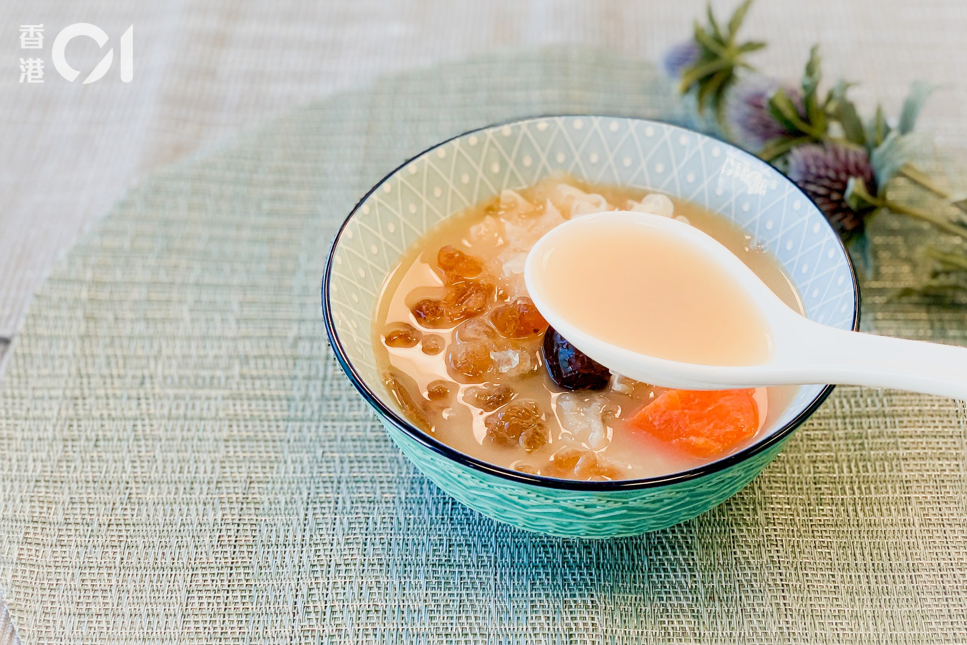 杏汁雪耳桃膠湯可潤肺止咳,排毒美顏。 杏汁雪耳桃膠湯可潤肺止咳,排毒美顏。