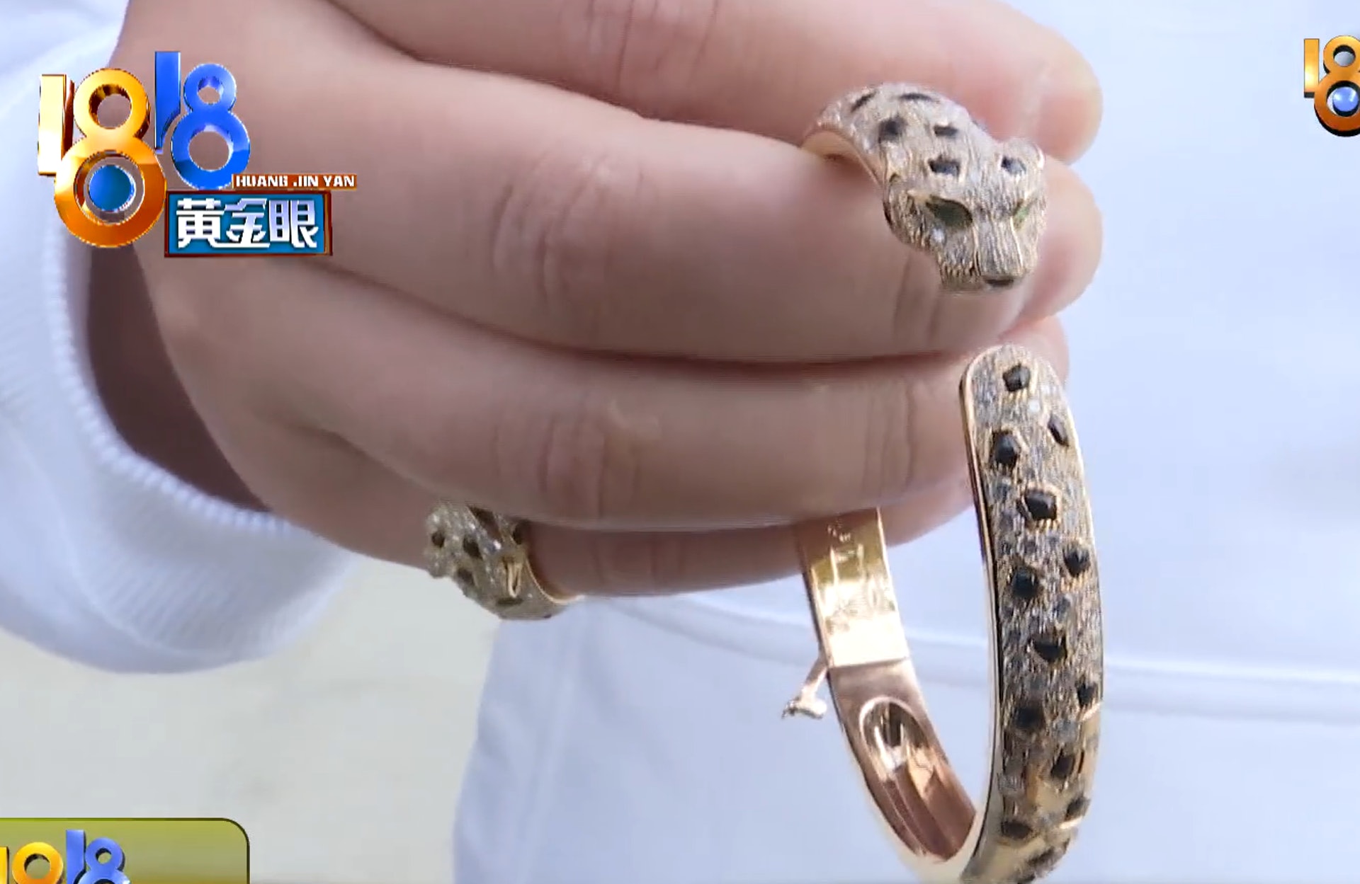 男子日前到杭州萬象城購物中心卡地亞專門店購物,原本看中1款100多萬元(約126萬港元)的胸針,後來改買了1隻41.3萬元的手鐲。(《1818黃金眼》影片截圖)