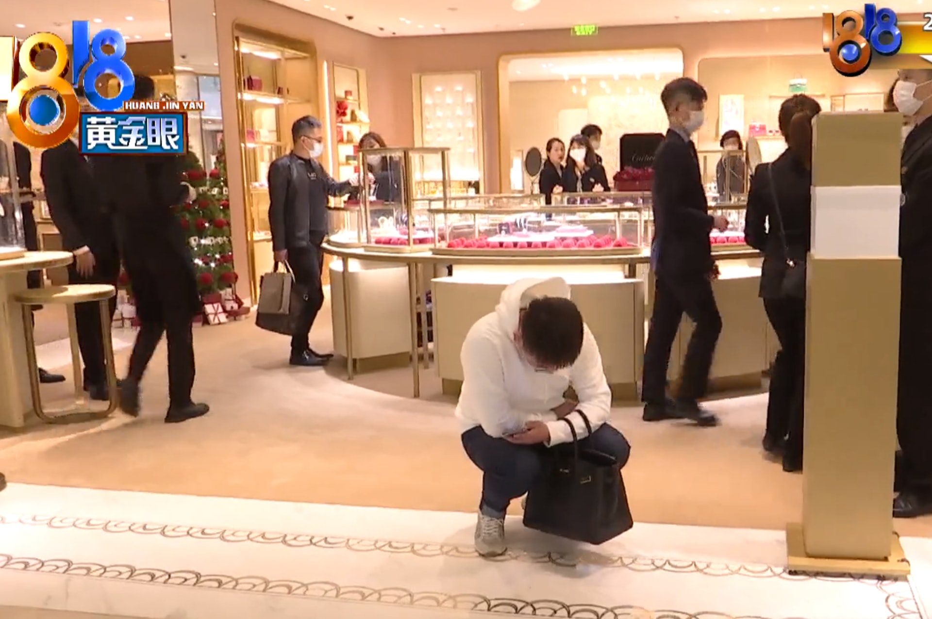 惟沒有人出來接待,練先生就一直蹲在門口,稱被氣得渾身不舒服及眩暈。(《1818黃金眼》影片截圖)