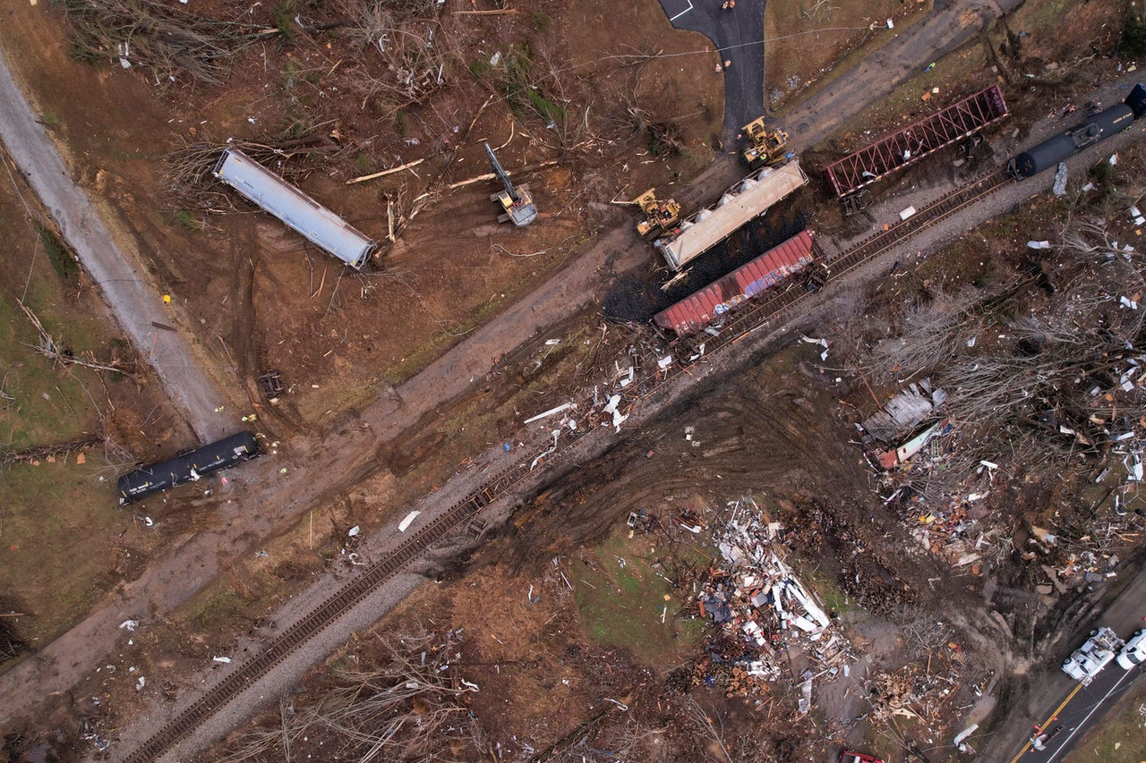 龍捲風襲美國:圖為在肯塔基州厄靈頓(Earlington)(Reuters) 龍捲風襲美國:圖為在肯塔基州厄靈頓(Earlington)(Reuters)