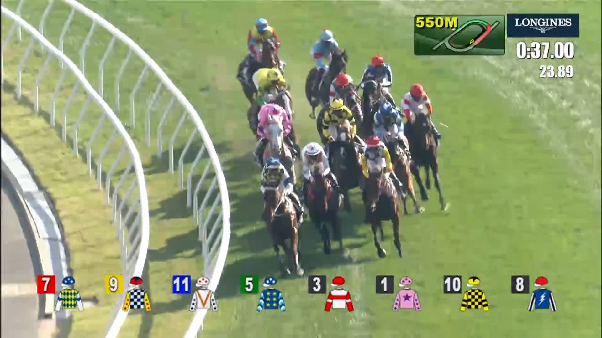 12月12日下午2時40分，沙田馬場舉行第五場香港短途錦標賽，12匹馬競賽，其間發生墮馬意外。（馬會影片截圖）