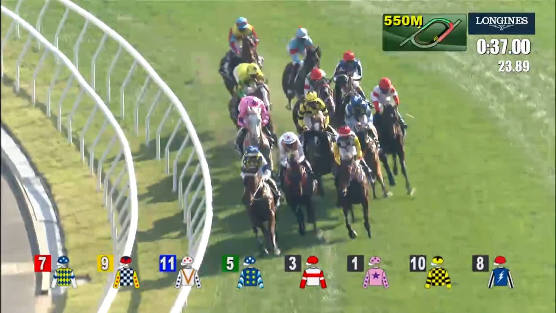 12月12日下午2時40分,沙田馬場舉行第五場香港短途錦標賽,12匹馬競賽,其間發生墮馬意外。(馬會影片截圖) 12月12日下午2時40分,沙田馬場舉行第五場香港短途錦標賽,12匹馬競賽,其間發生墮馬意外。(馬會影片截圖)