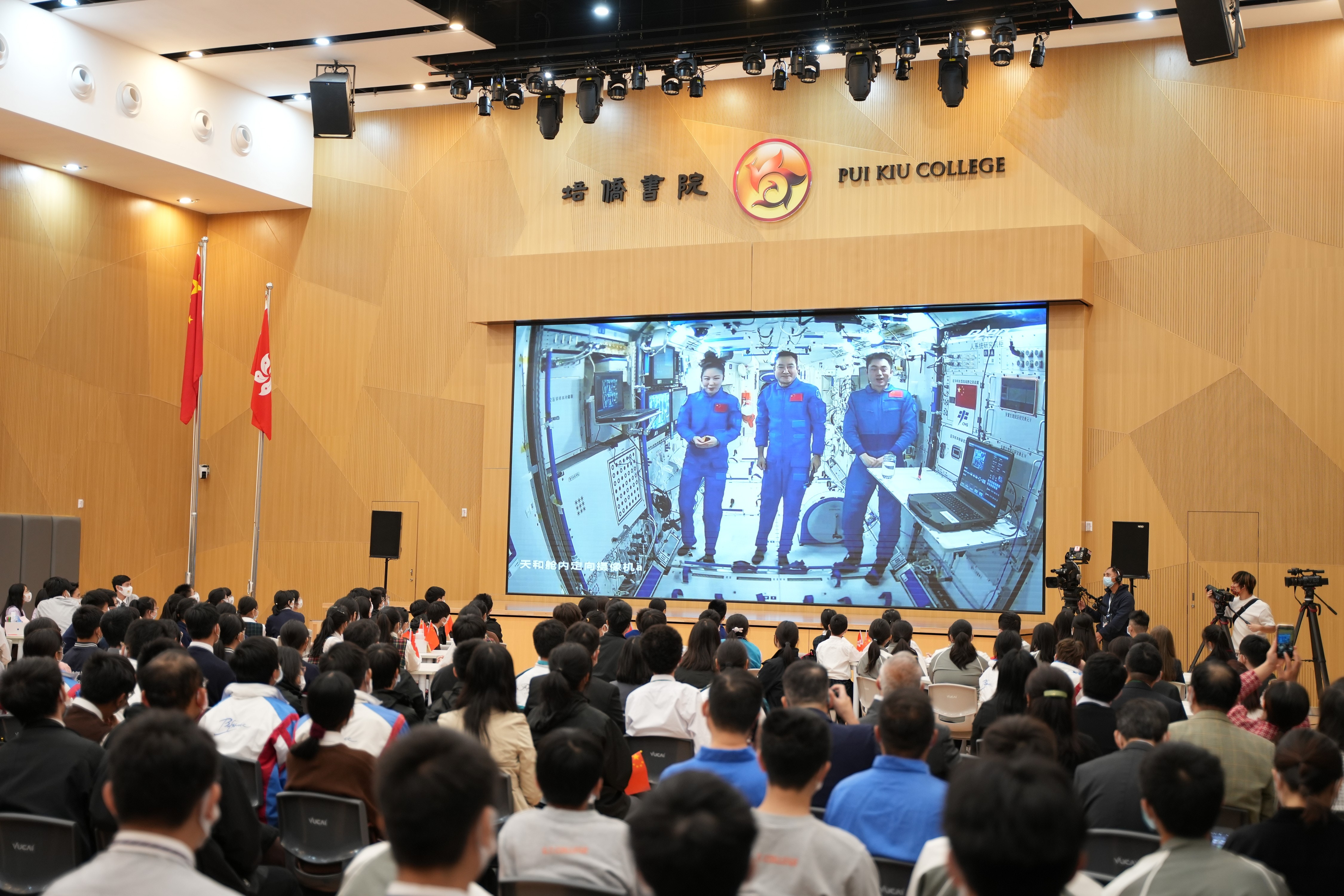 12月9日，「天宮課堂」第一課正式開講。香港培僑書院設分課堂。（中新社）
