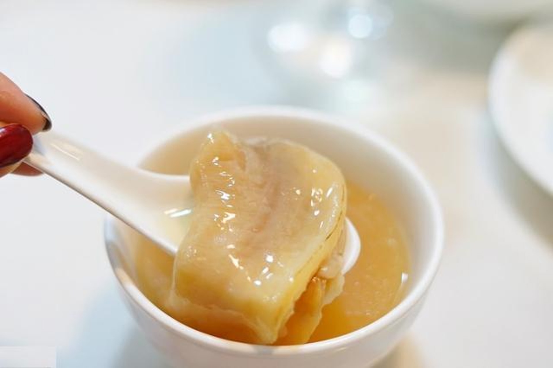 有說法指進食花膠、豬皮、魚皮等食物有助補充膠原蛋白,但食物當中的膠原蛋白分子較大,不利於身體吸收,難以對臉部皮膚產生顯著效果。(圖片:twgreatdaily) 有說法指進食花膠、豬皮、魚皮等食物有助補充膠原蛋白,但食物當中的膠原蛋白分子較大,不利於身體吸收,難以對臉部皮膚產生顯著效果。(圖片:twgreatdaily)