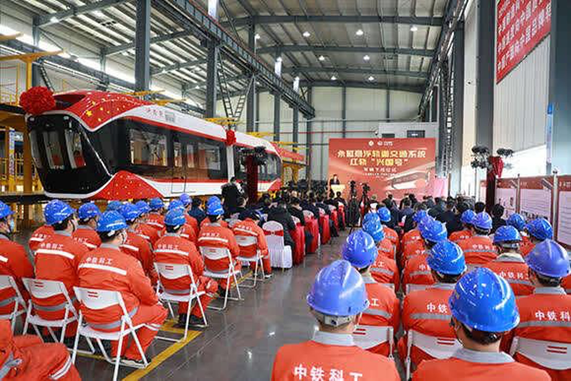 「興國號」列車由江西理工大學、中鐵工業旗下中鐵科工集團聯合研製,是世界上首次將永磁懸浮技術應用於空軌車輛。(中國青年報) 「興國號」列車由江西理工大學、中鐵工業旗下中鐵科工集團聯合研製,是世界上首次將永磁懸浮技術應用於空軌車輛。(中國青年報)