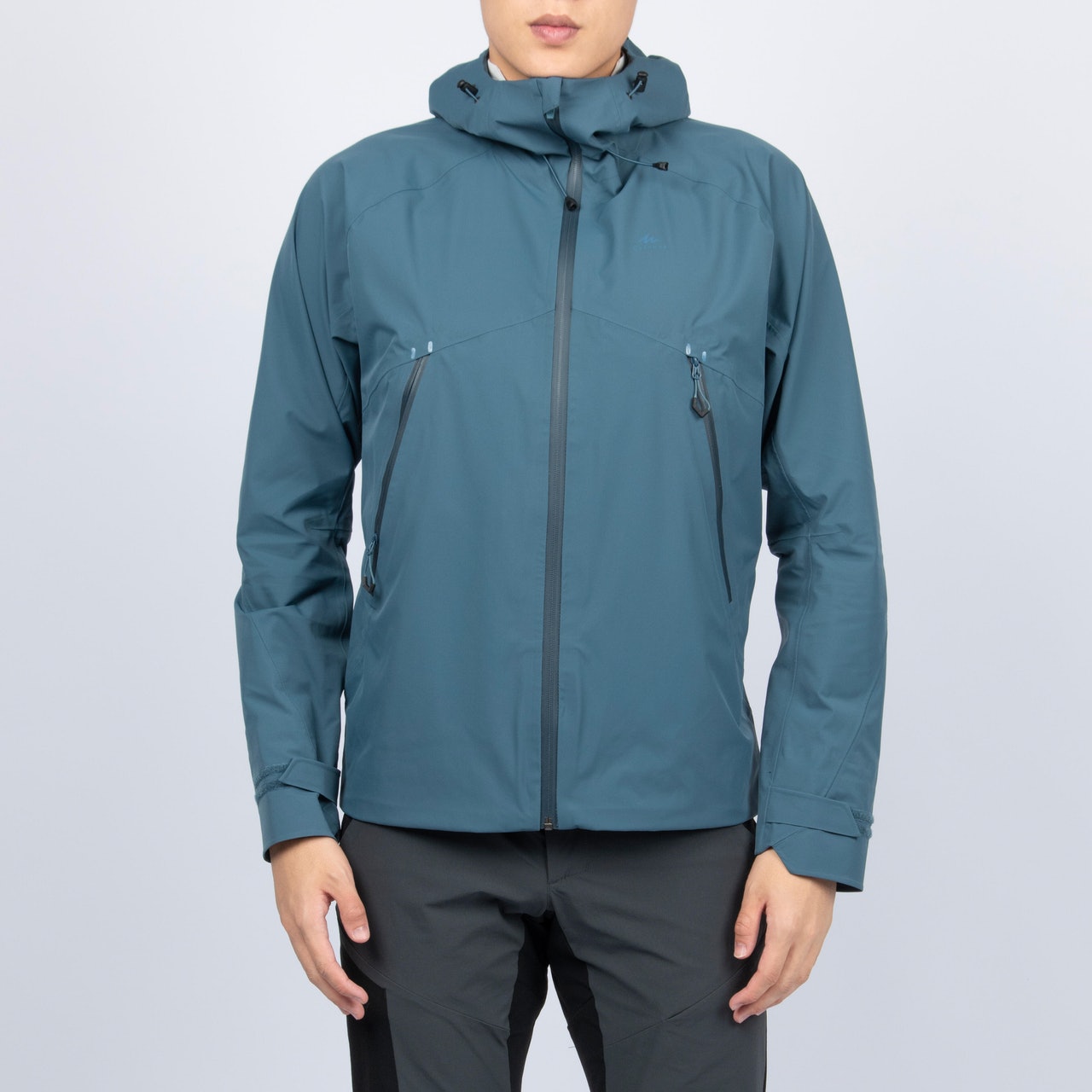 Quechua MH500 WP Jacket在消委會的戶外外套測試中, 總評分獲得4分,防水及擋風皆獲得5分。除了藍色外,還有黃色及紅色的款式。(官網圖片) Quechua MH500 WP Jacket在消委會的戶外外套測試中, 總評分獲得4分,防水及擋風皆獲得5分。除了藍色外,還有黃色及紅色的款式。(官網圖片)
