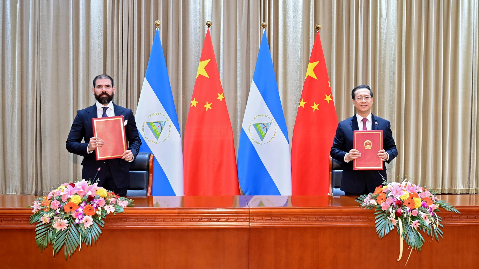 2021年12月10日，中國和尼加拉瓜代表在中國天津簽署《中華人民共和國和尼加拉瓜共和國關於恢復外交關係的聯合公報》。（Reuters）