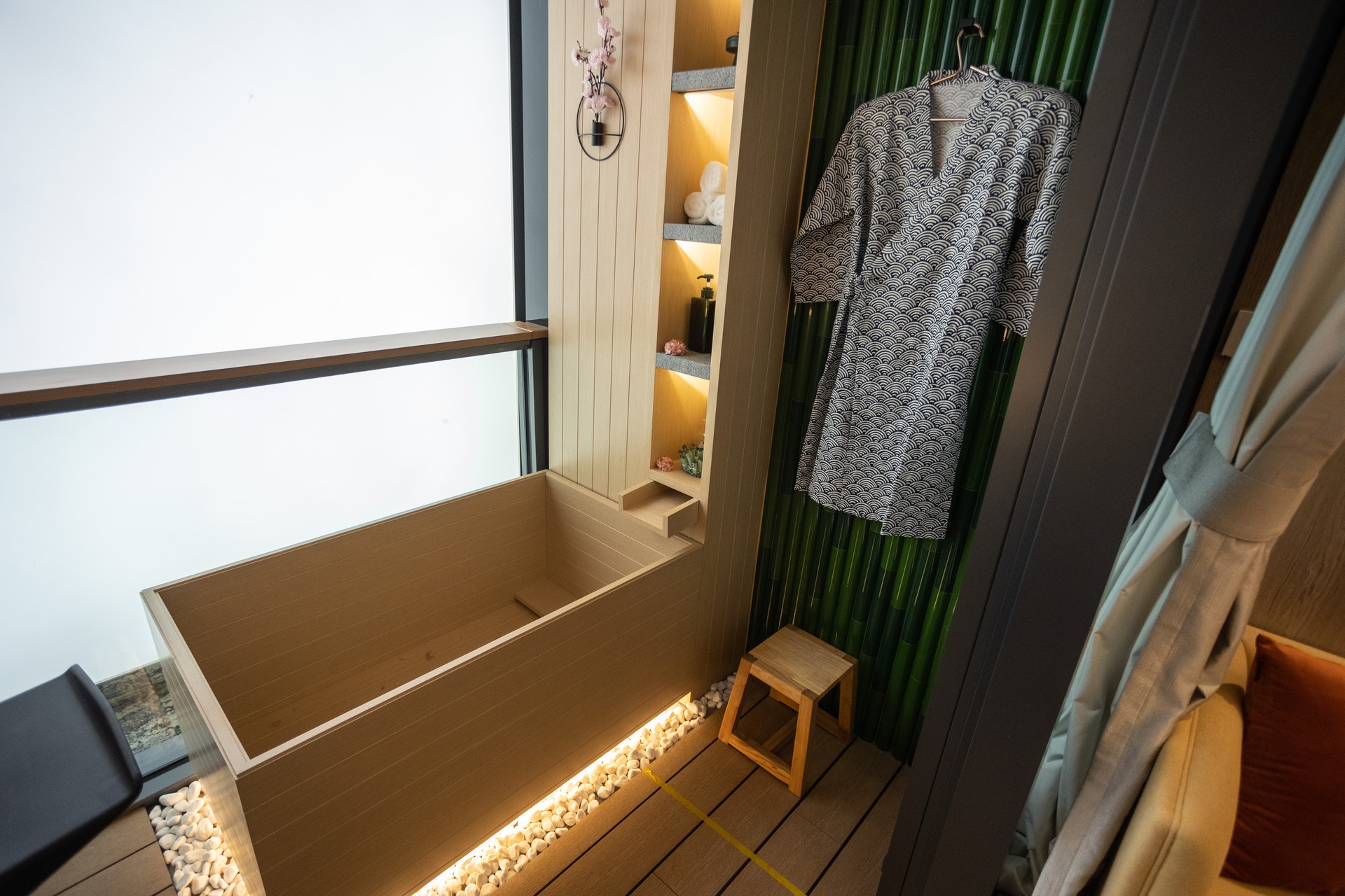 露台原先放置洗衣機的位置，在示範單位中改放日式風呂。（廖雁雄攝）
