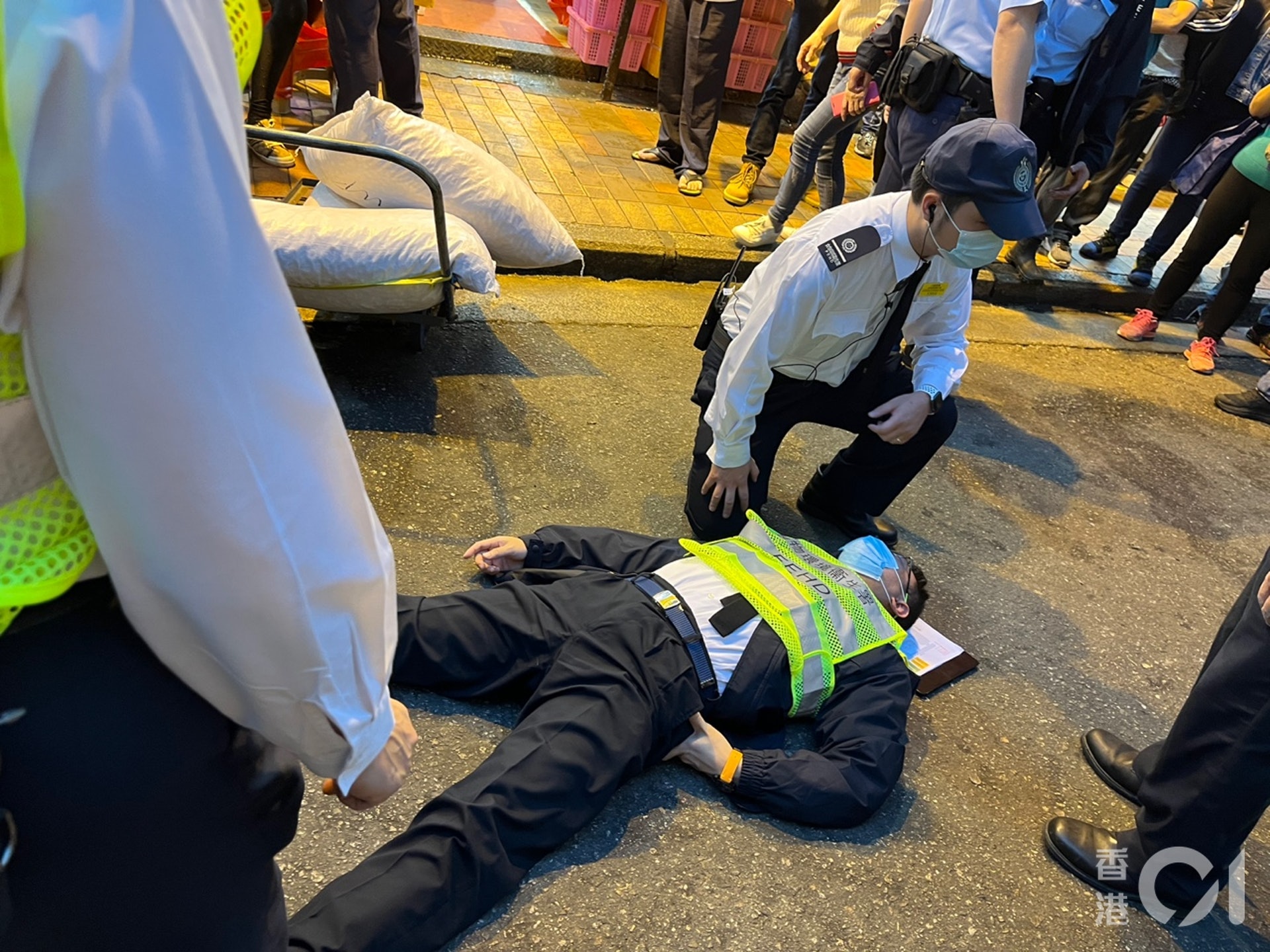 執法食環署人員倒地。(朱雅霜攝) 執法食環署人員倒地。(朱雅霜攝)
