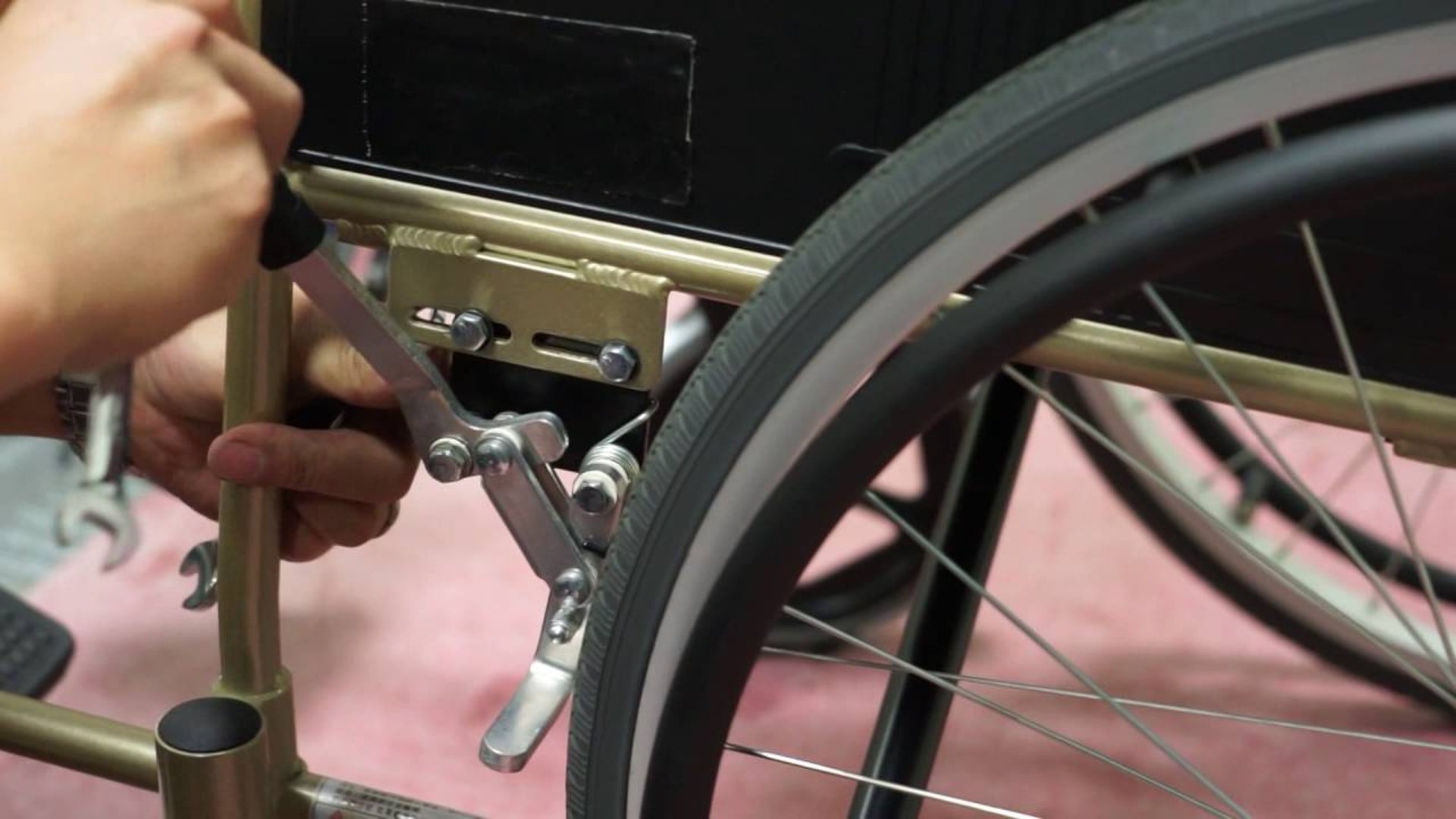 手動輪椅的常見損壞問題是腳踏鬆脫、螺絲鬆脫、輪呔甩皮、剎車器故障等；而電動輪椅最常損壞的部份則是電池、摩打或控制器。（圖片：鉑康）