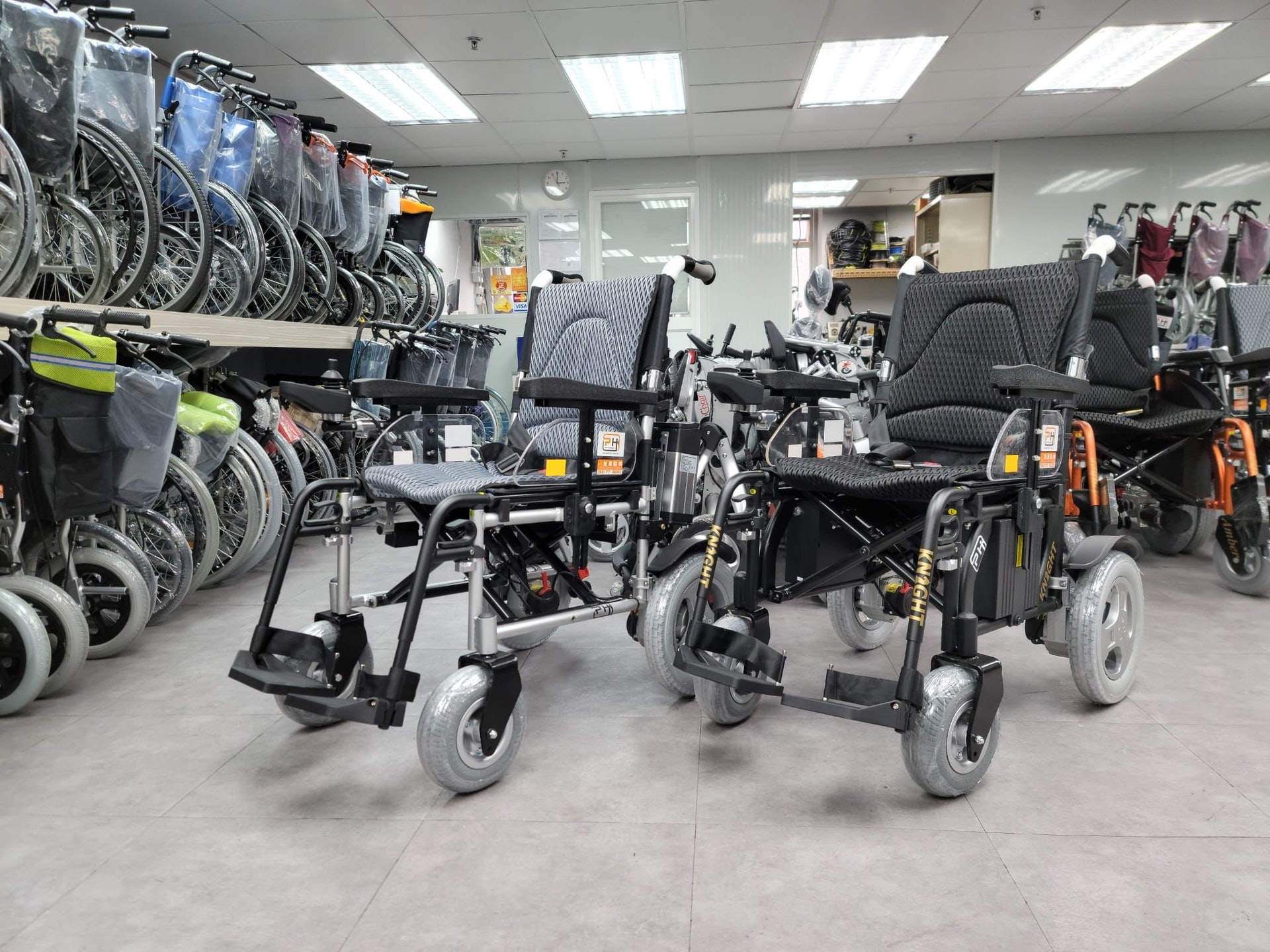 輪椅損壞要送回原廠維修或配原裝零件，十分耗時不便，而且不少輪椅公司在香港只有零售業務，並無設廠或維修工場。（圖片：鉑康）