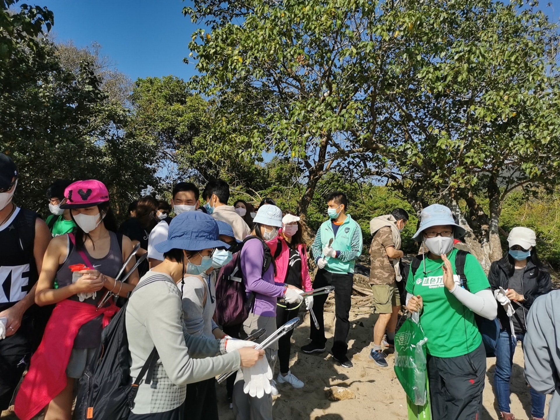 綠色力量透過「山‧灘拯救隊」手機程式,招募近40名巿民自發到大嶼山水口村泥灘清理垃圾。(莫家文攝) 綠色力量透過「山‧灘拯救隊」手機程式,招募近40名巿民自發到大嶼山水口村泥灘清理垃圾。(莫家文攝)