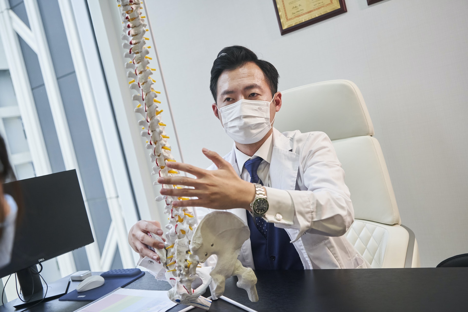 Dr PAIN的蔡承憲醫師表示,骨盆前傾會令患者站立時臀部會向上翹,形成「翹臀」假象;但同時小腹也會突出,形成肚腩。(圖片:Dr PAIN) Dr PAIN的蔡承憲醫師表示,骨盆前傾會令患者站立時臀部會向上翹,形成「翹臀」假象;但同時小腹也會突出,形成肚腩。(圖片:Dr PAIN)