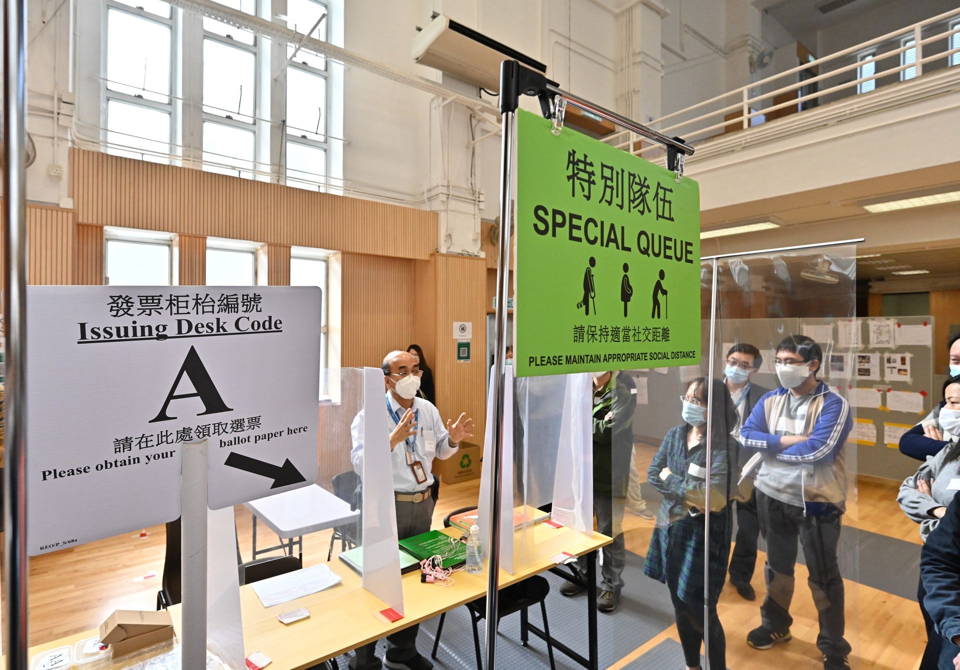 投票站將設有「關愛隊」供70歲或以上、孕婦及傷殘者使用。(選舉事務處) 投票站將設有「關愛隊」供70歲或以上、孕婦及傷殘者使用。(選舉事務處)