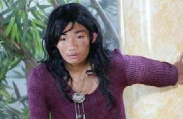 近日網上瘋傳「中國第一懶人」楊鎖的故事,他是河南一戶農村家庭的獨生子,自小被父母寵溺,因而養成「能躺着就絕對不坐着」的懶人性格,父母雙亡後在23歲活活餓死。(網上圖片) 近日網上瘋傳「中國第一懶人」楊鎖的故事,他是河南一戶農村家庭的獨生子,自小被父母寵溺,因而養成「能躺着就絕對不坐着」的懶人性格,父母雙亡後在23歲活活餓死。(網上圖片)