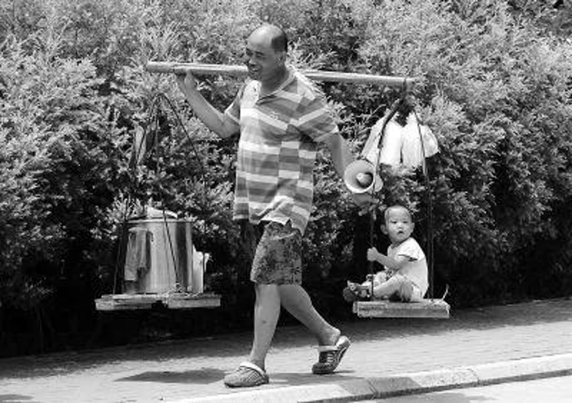 楊鎖從小吃飯和穿衣都是父母親手伺候,小時候出門時,還是父親用扁擔挑着,不許他走路。(網上圖片) 楊鎖從小吃飯和穿衣都是父母親手伺候,小時候出門時,還是父親用扁擔挑着,不許他走路。(網上圖片)