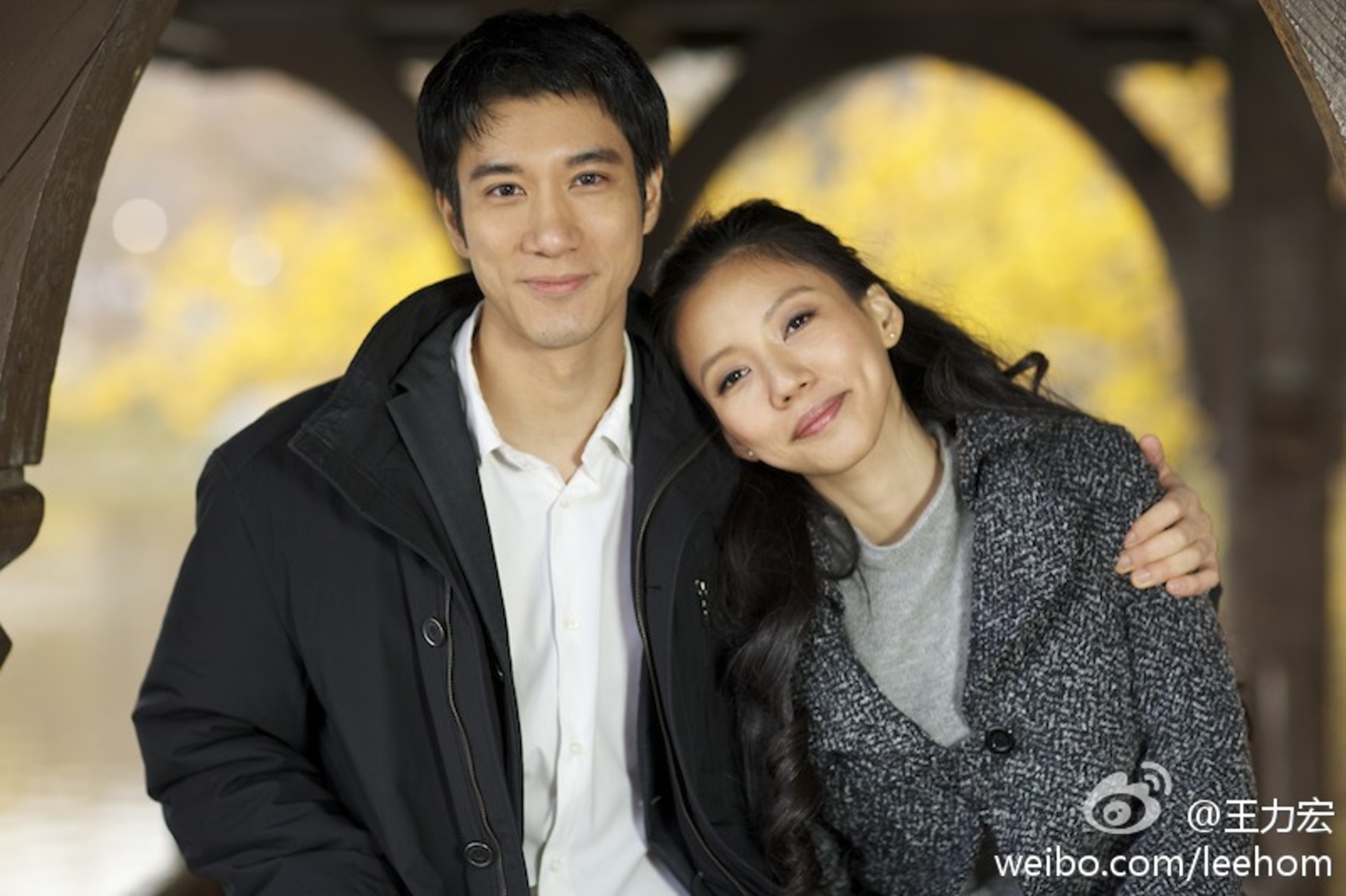 2013年11月27日,王力宏宣布與交往多年的李靚蕾於美國登記結婚,當時李靚蕾仍在哥倫比亞讀研究所。(微博照片) 2013年11月27日,王力宏宣布與交往多年的李靚蕾於美國登記結婚,當時李靚蕾仍在哥倫比亞讀研究所。(微博照片)