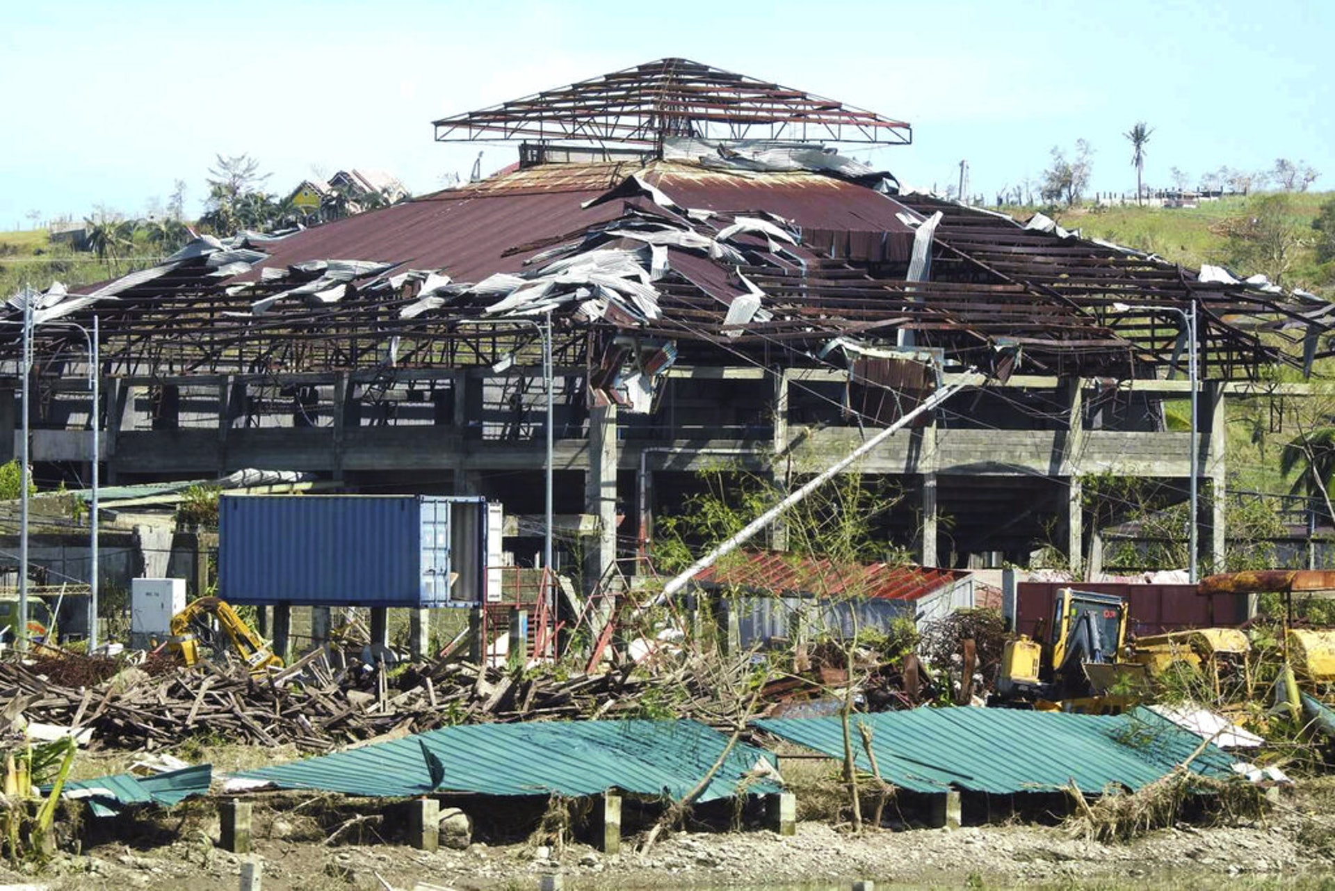 雷伊颱風吹襲菲律賓:圖為12月17日,菲律賓海岸警衛隊公布的錫亞高島機場相片,建築嚴重損毀。(AP) 雷伊颱風吹襲菲律賓:圖為12月17日,菲律賓海岸警衛隊公布的錫亞高島機場相片,建築嚴重損毀。(AP)