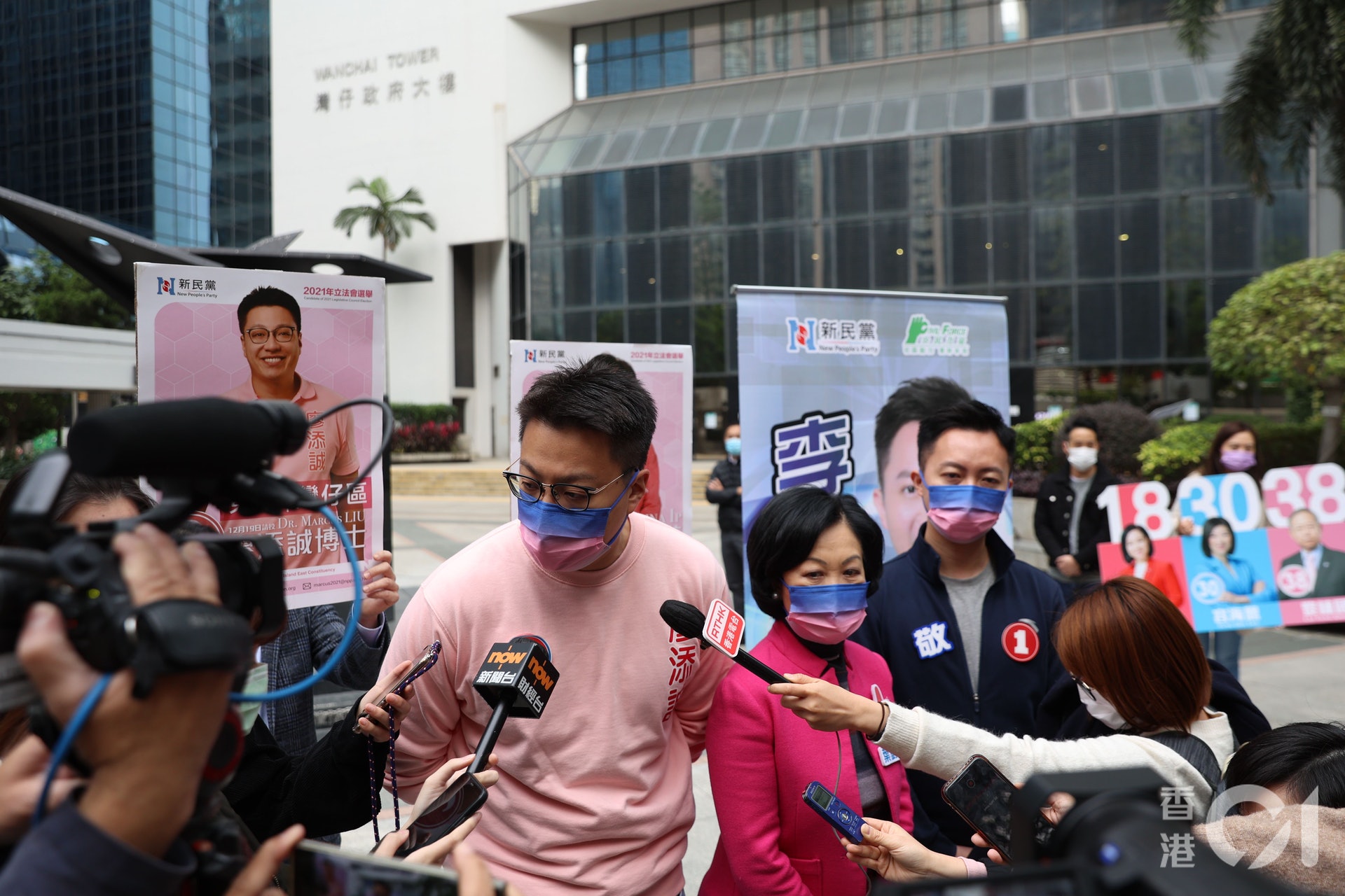 新民黨有三人參選地區直選,分別是港島西的葉劉淑儀(中)、港島東廖添誠(左)、新界東北李梓敬(右)。(鄭子峰攝) 新民黨有三人參選地區直選,分別是港島西的葉劉淑儀(中)、港島東廖添誠(左)、新界東北李梓敬(右)。(鄭子峰攝)