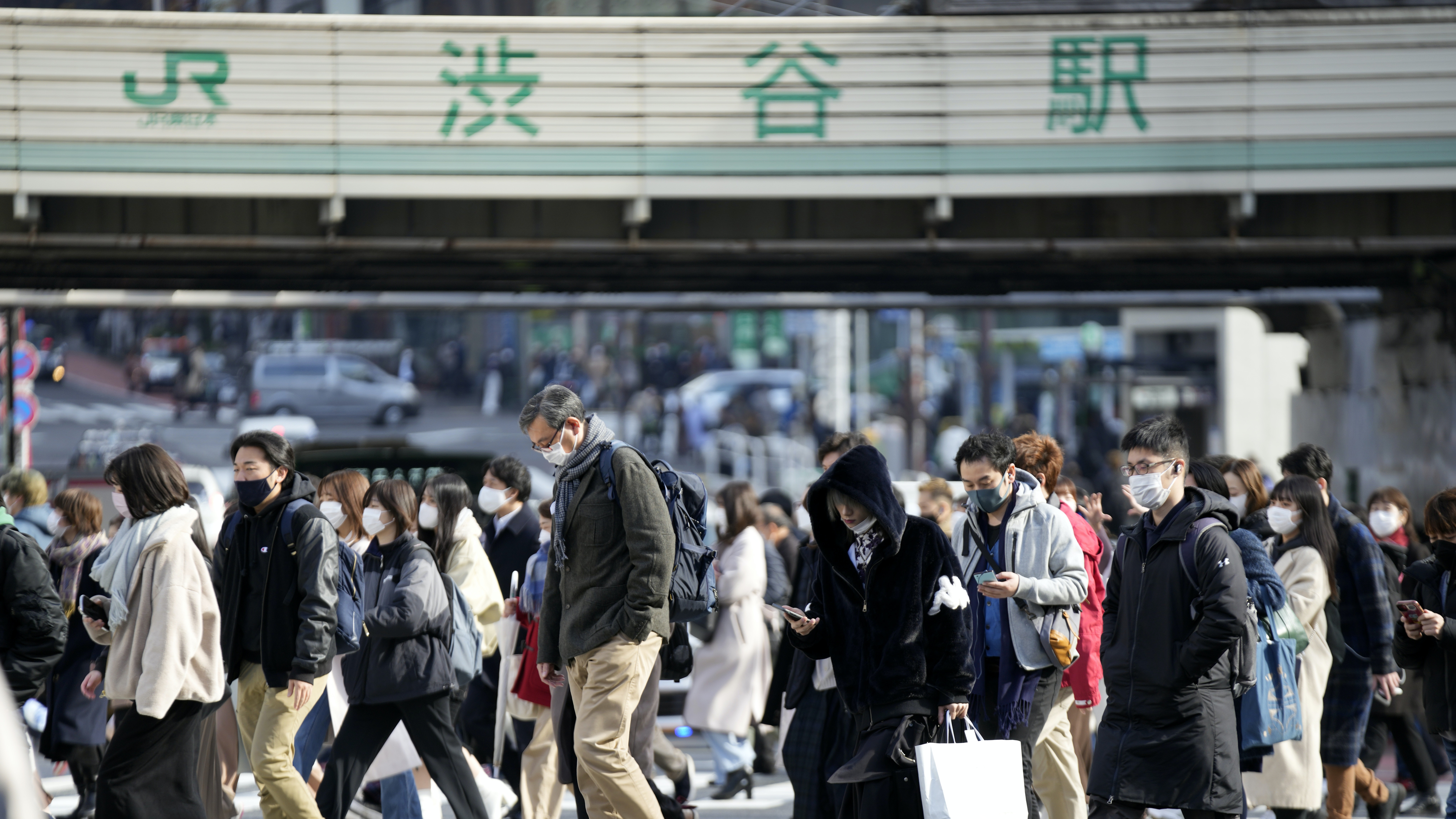 日本：图为12月17日，日本东京涩谷车站附近的行人。（AP）