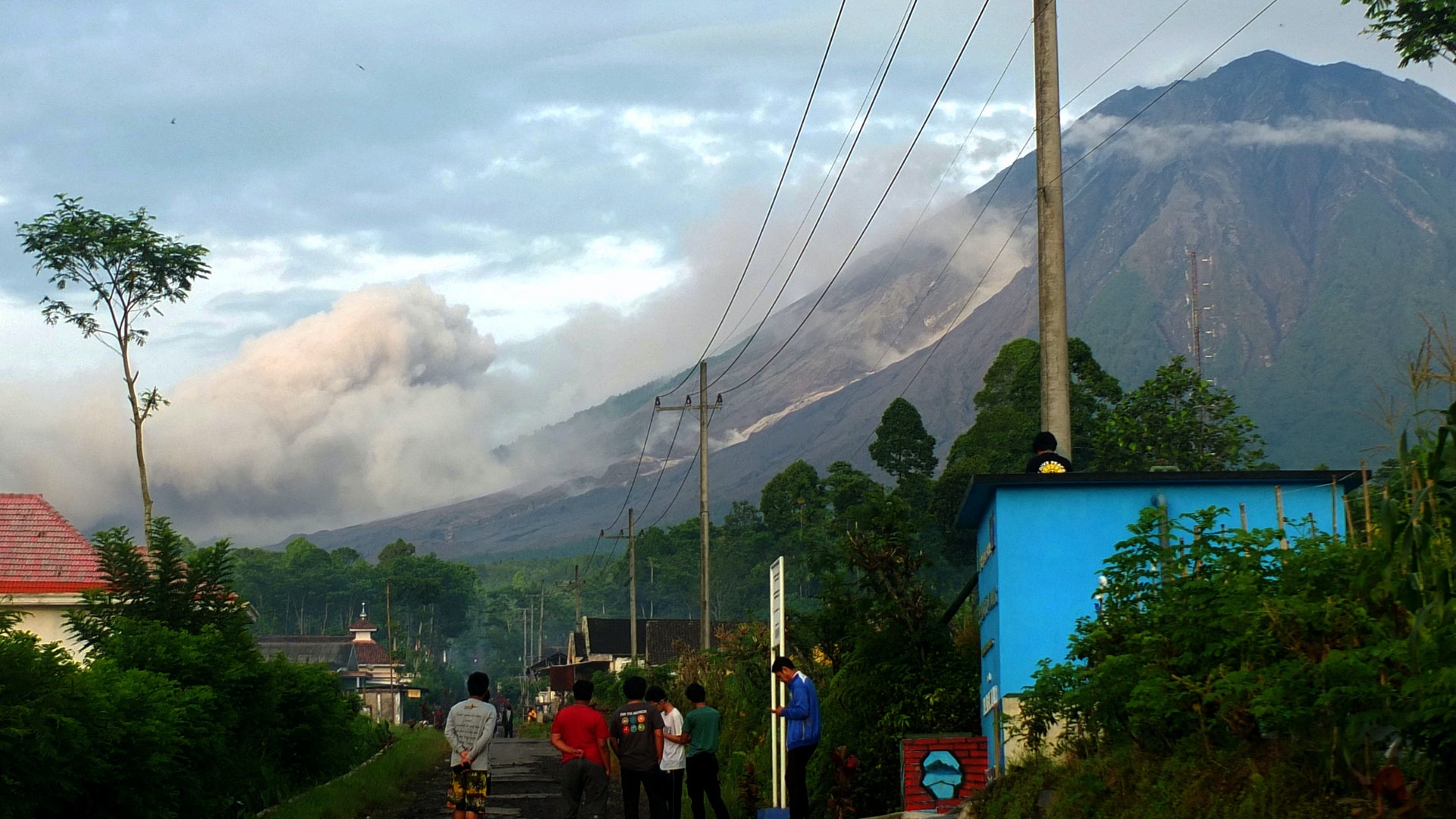 印尼塞梅魯火山1個內2次噴發 民眾被警告遠離 印尼塞梅魯火山1個內2次噴發 民眾被警告遠離