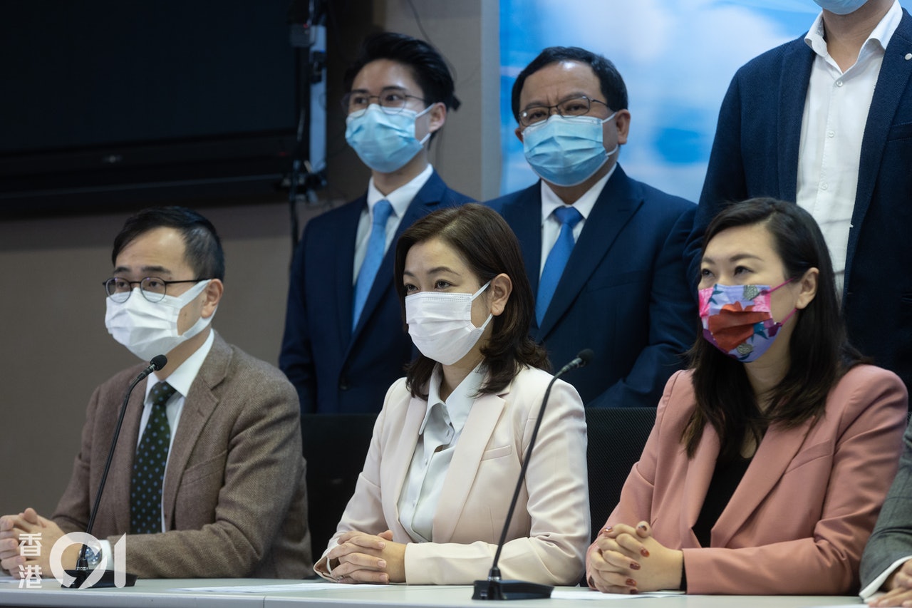 立法會議員黃俊碩(左一)中招。(資料圖片) 立法會議員黃俊碩(左一)中招。(資料圖片)