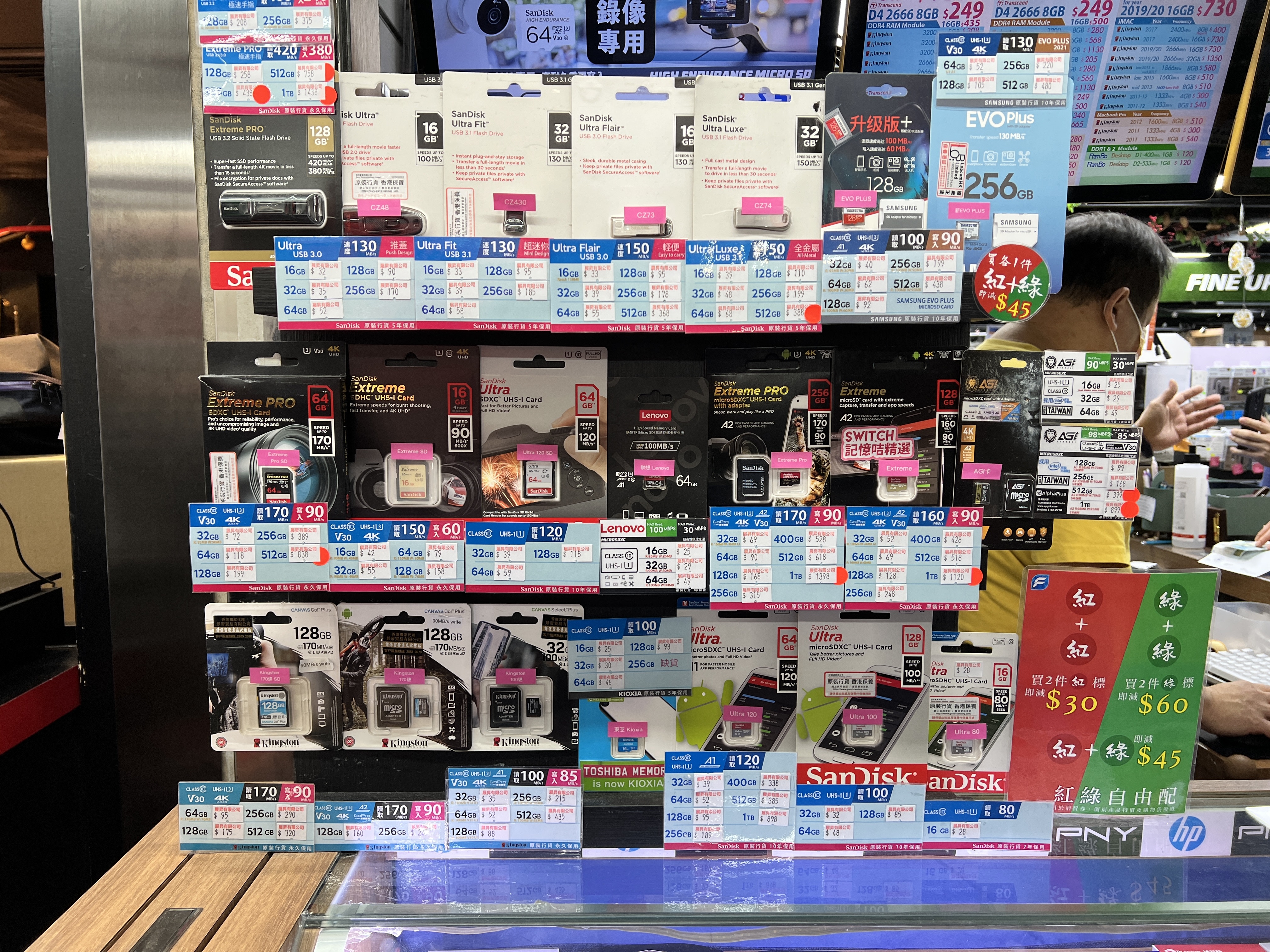 近月microSD卡售價又再稍為下調，性價比最高一定是首選256GB。（林勇攝）