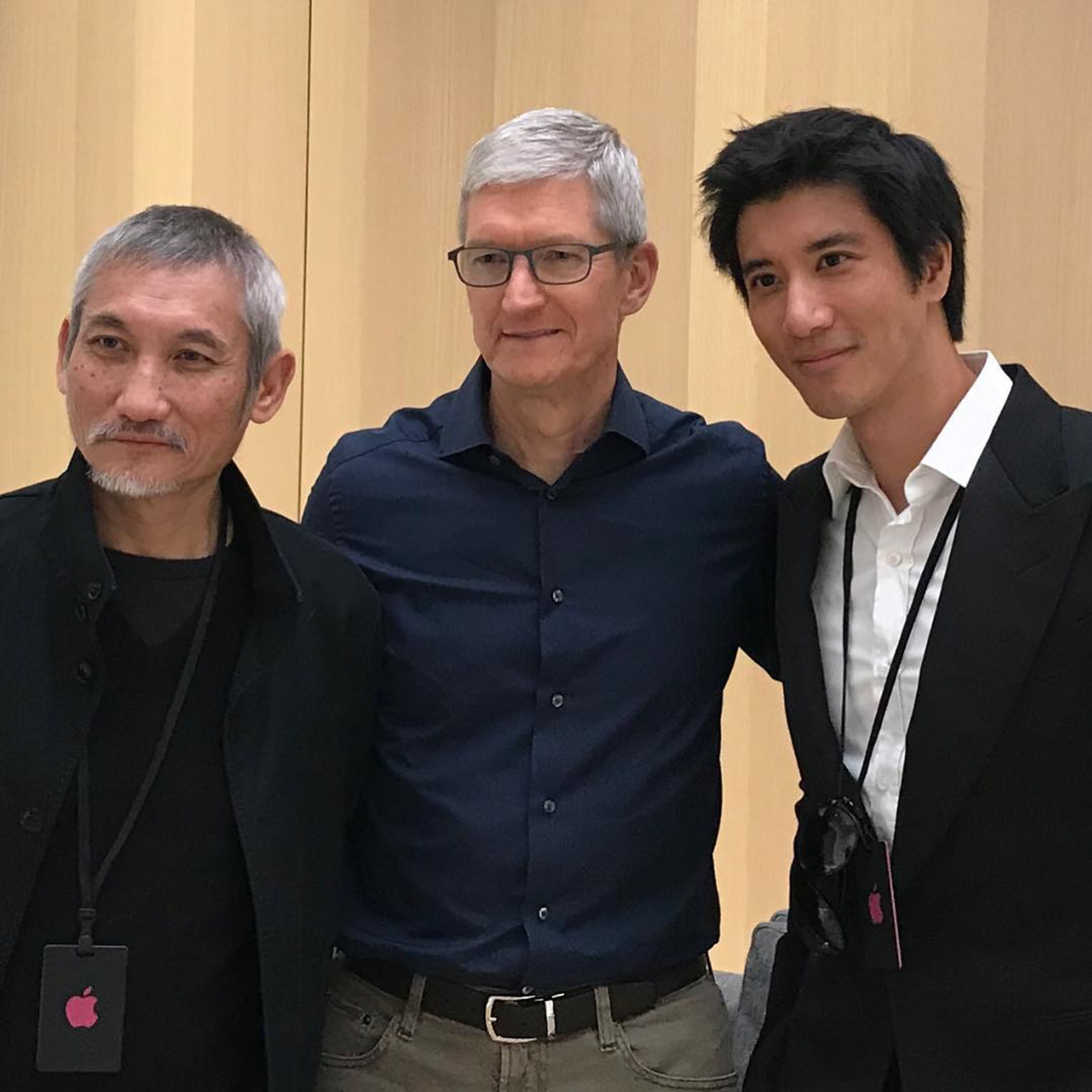 王力宏為知名「果粉」,在 2018 年時更被邀請到 Apple 的新品發布現場,率先試玩當時新發表的 iPhone XS,又與 Tim Cook 合照留念(圖 Instagram @wangleehom) 王力宏為知名「果粉」,在 2018 年時更被邀請到 Apple 的新品發布現場,率先試玩當時新發表的 iPhone XS,又與 Tim Cook 合照留念(圖 Instagram @wangleehom)