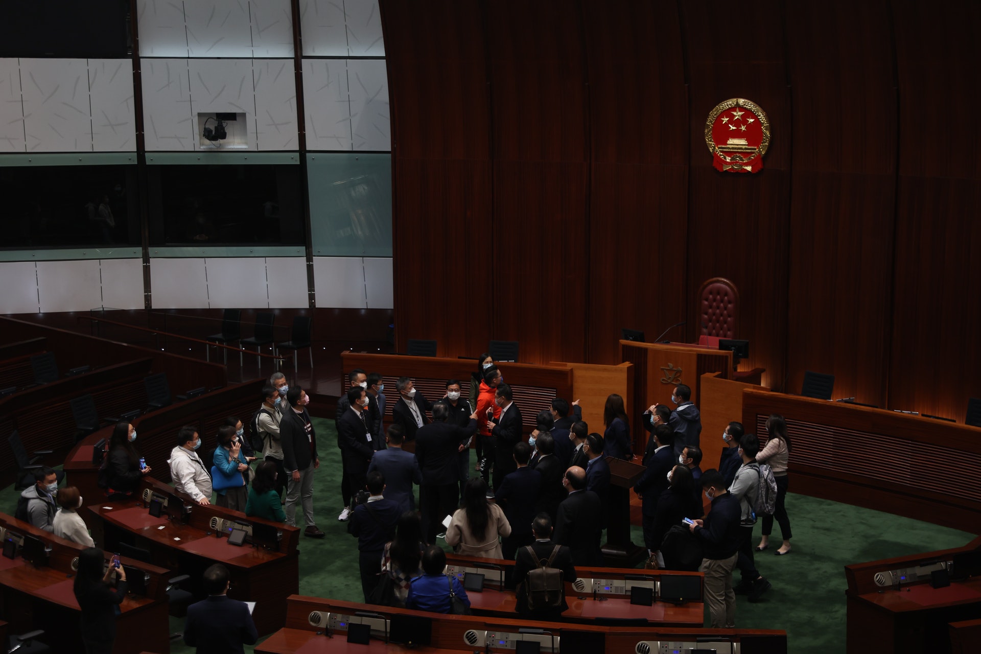 新議員參觀立法會會議廳。(鄭子峰攝) 新議員參觀立法會會議廳。(鄭子峰攝)