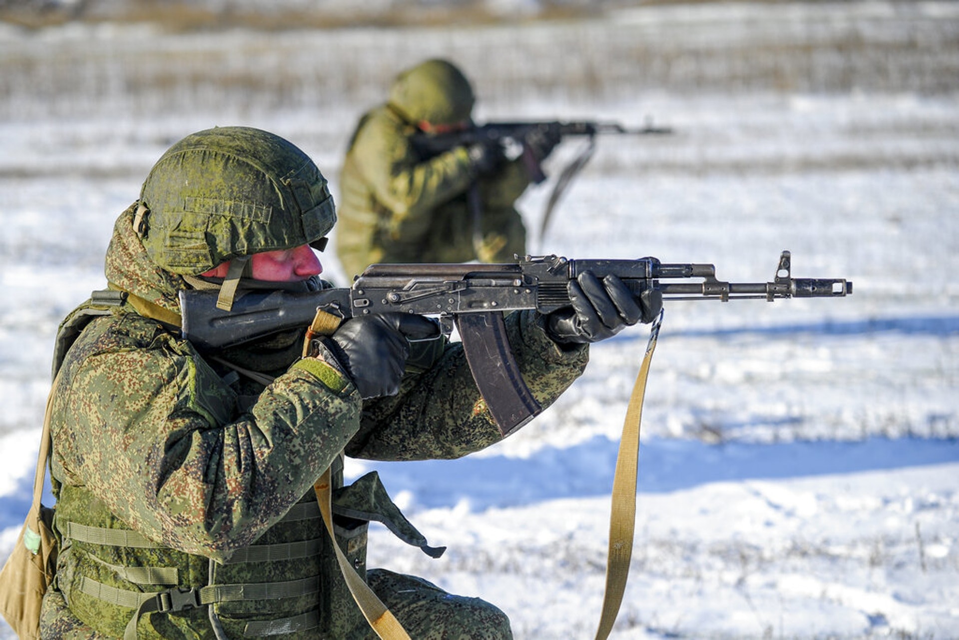12月22日,俄軍在其與烏克蘭的邊境附近地區進行射擊演練。(AP) 12月22日,俄軍在其與烏克蘭的邊境附近地區進行射擊演練。(AP)