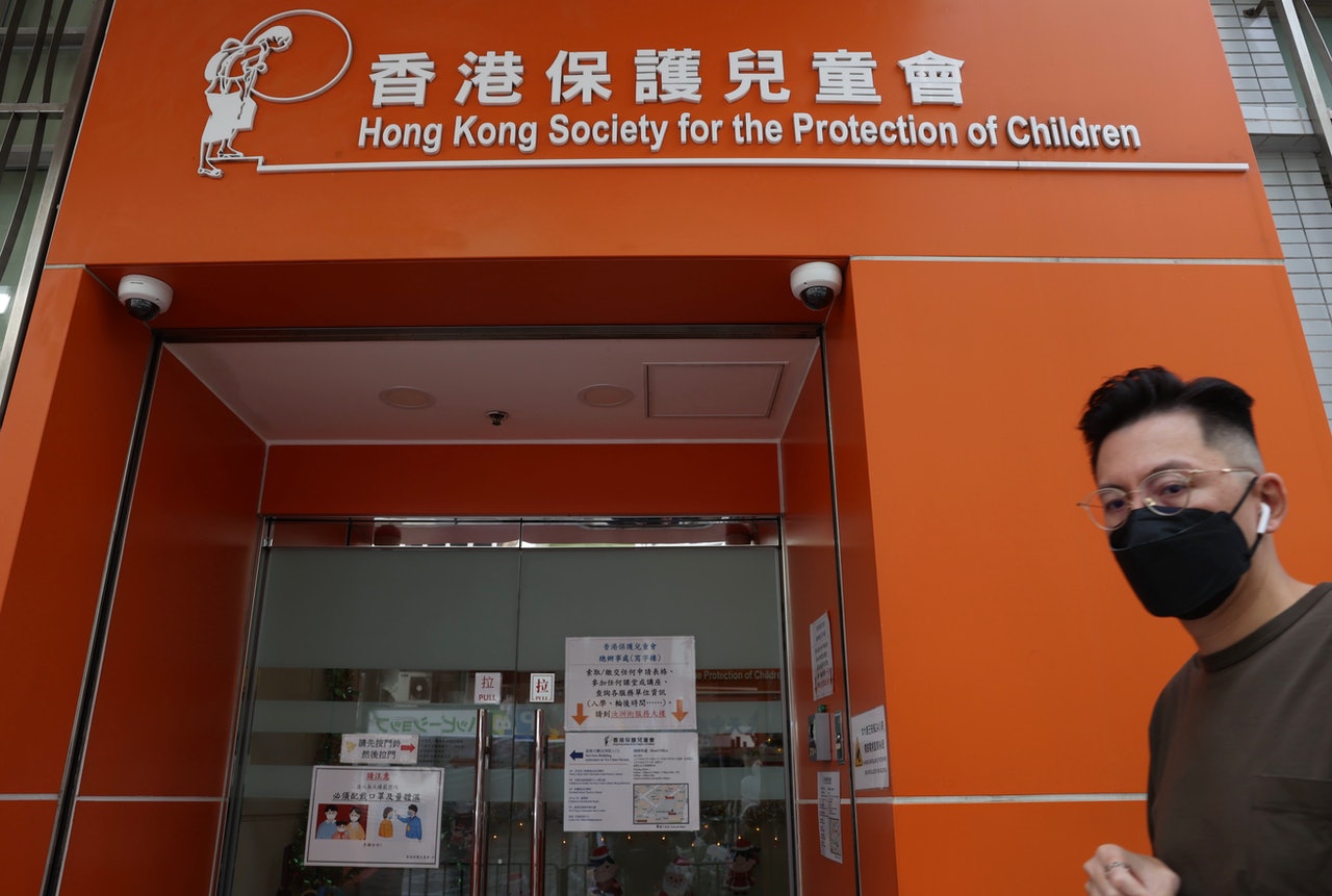 香港保護兒童會位於旺角砵蘭街387號的「童樂居」內,有職員於12月17日被目睹涉嫌虐待7名嬰幼兒。(余俊亮攝) 香港保護兒童會位於旺角砵蘭街387號的「童樂居」內,有職員於12月17日被目睹涉嫌虐待7名嬰幼兒。(余俊亮攝)