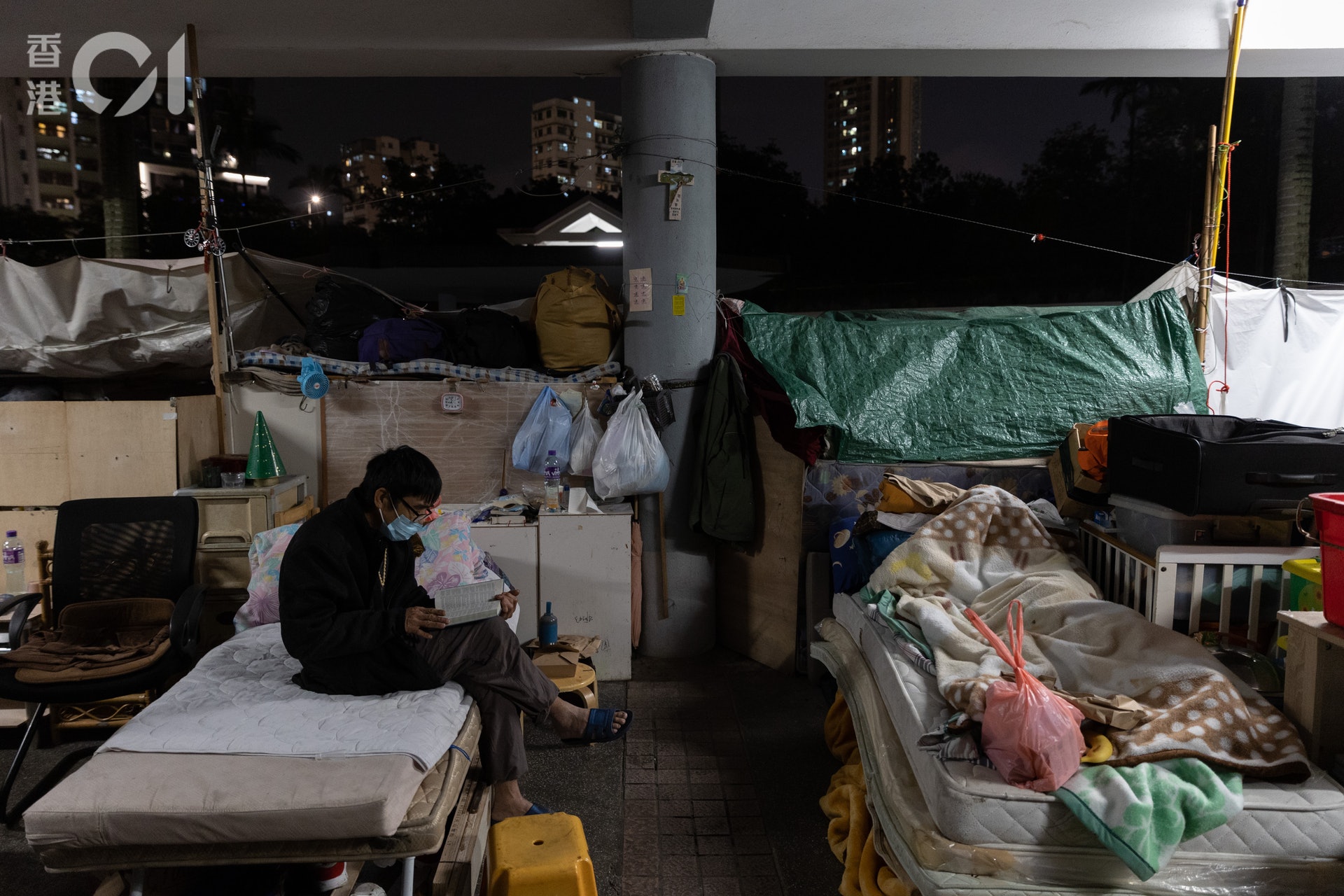 12月26日入冬以來首個寒冷天氣警告生效,在通州街公園的露宿者卻不願搬到避寒中心暫避,選擇睡在寒風冷雨中。(廖雁雄攝) 12月26日入冬以來首個寒冷天氣警告生效,在通州街公園的露宿者卻不願搬到避寒中心暫避,選擇睡在寒風冷雨中。(廖雁雄攝)