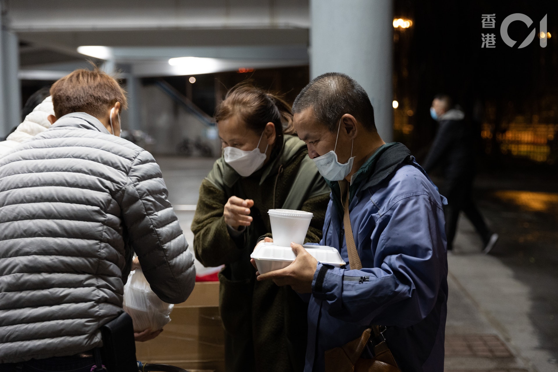 12月26日入冬以來首個寒冷天氣警告生效,在通州街公園的露宿者卻不願搬到避寒中心暫避,選擇睡在寒風冷雨中。(廖雁雄攝) 12月26日入冬以來首個寒冷天氣警告生效,在通州街公園的露宿者卻不願搬到避寒中心暫避,選擇睡在寒風冷雨中。(廖雁雄攝)