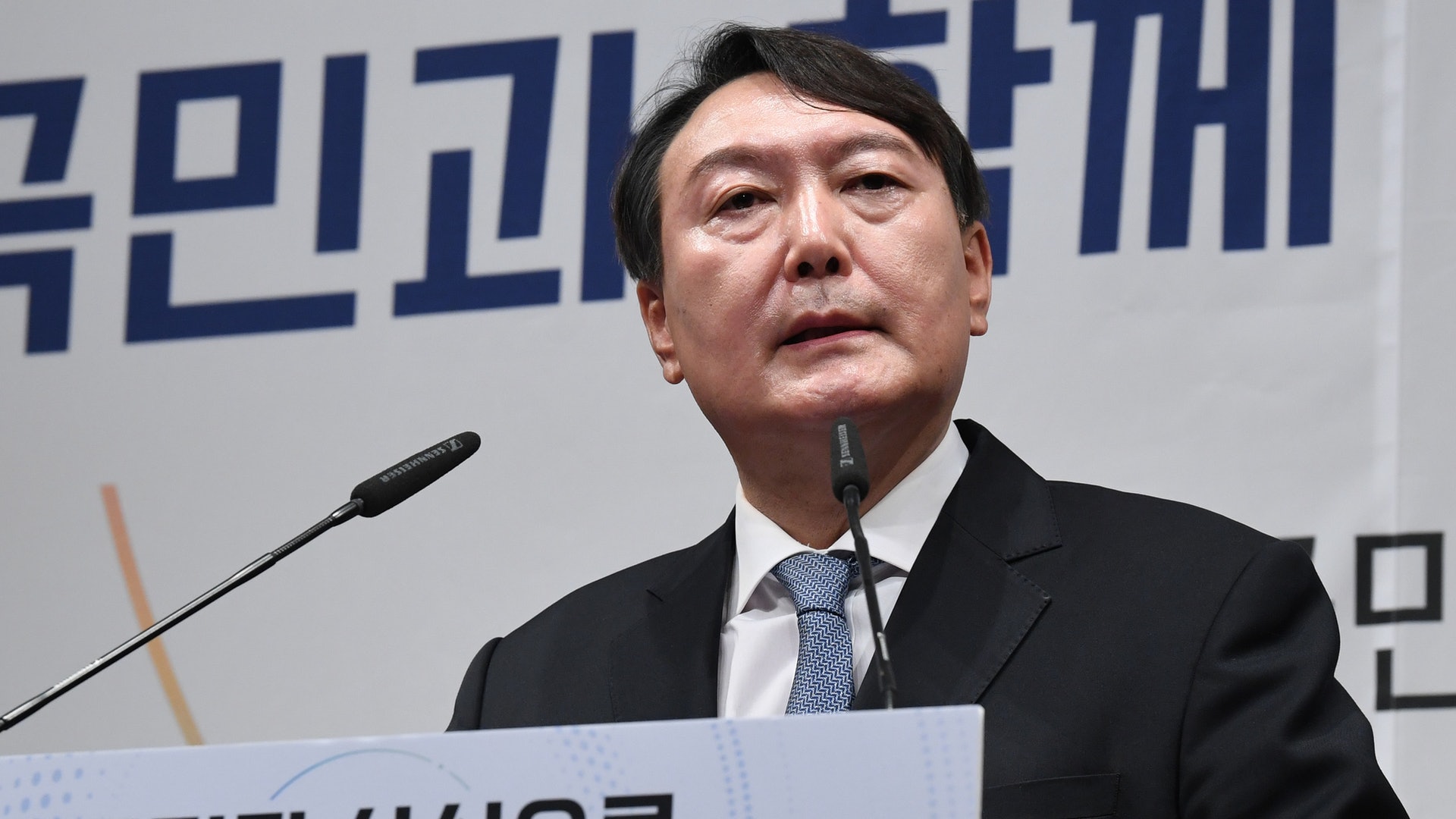 尹錫悅:圖為2021年6月29日,韓國最大在野黨國民力量成員尹錫悅宣布參選總統。(Getty) 尹錫悅:圖為2021年6月29日,韓國最大在野黨國民力量成員尹錫悅宣布參選總統。(Getty)