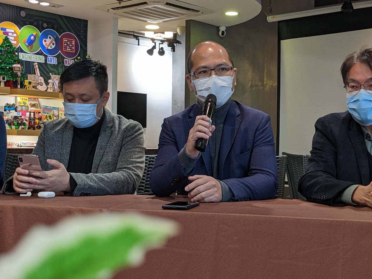 黃錦良指，籌辦支援中心是希望幫助推動愛國教育，支援教師所需。（周禮希攝）