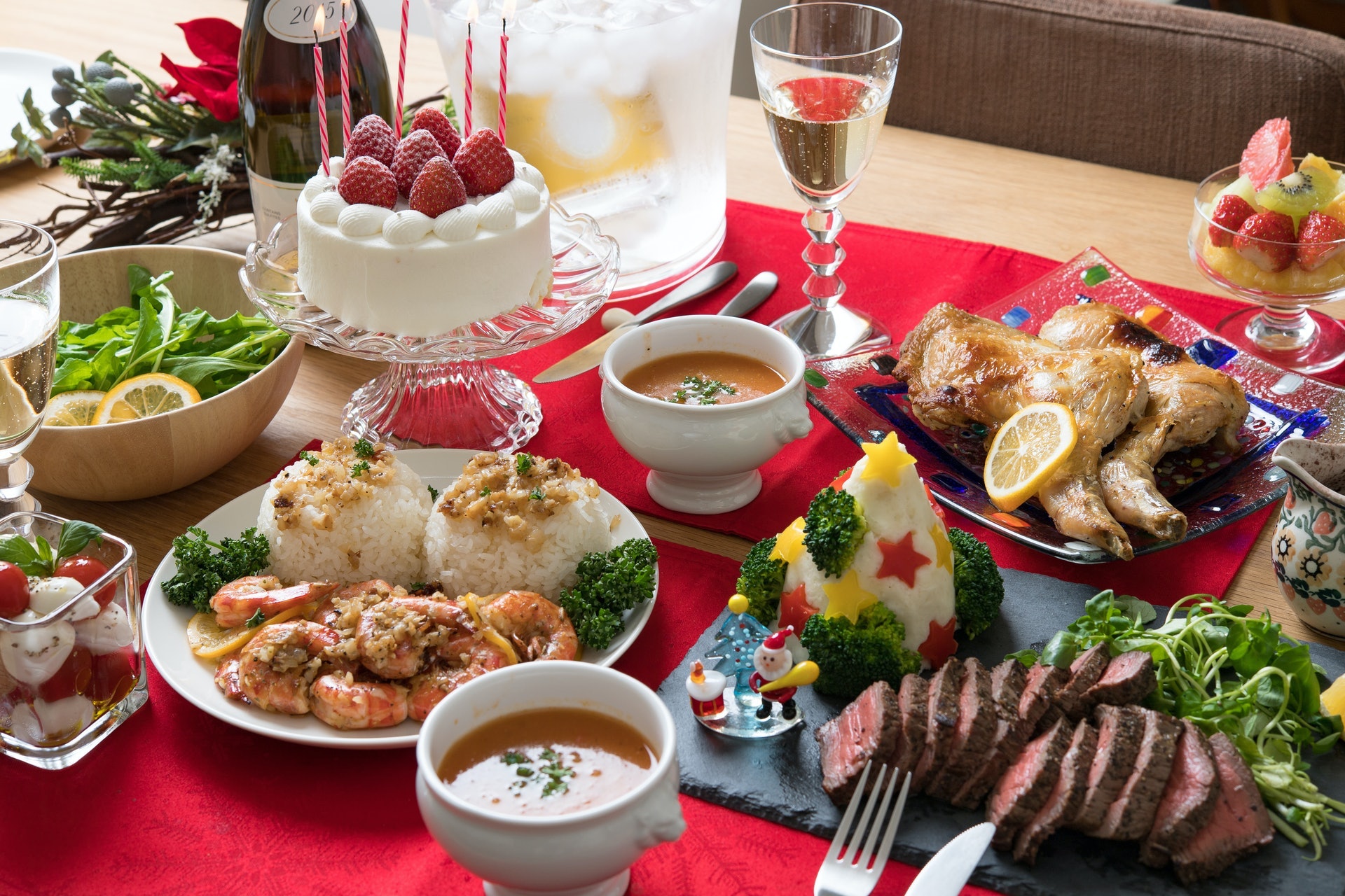 派對大餐的食物大多油膩、高脂。(Shutterstock) 派對大餐的食物大多油膩、高脂。(Shutterstock)