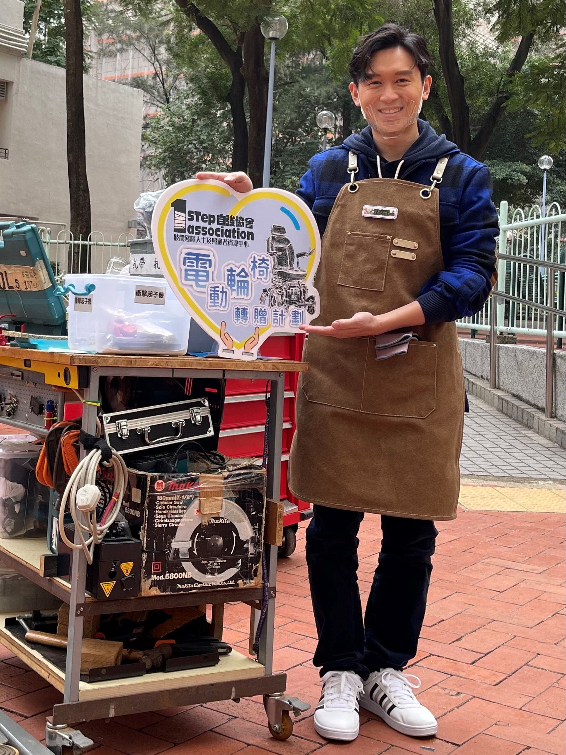凌文龍擔任一日輪椅美工師。 凌文龍擔任一日輪椅美工師。