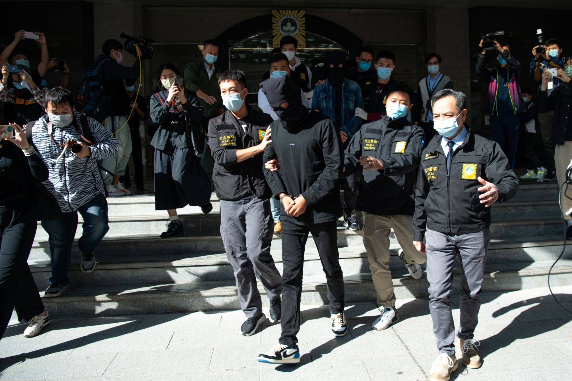 2021年11月27日,澳门司警拘捕周焯华等共11人。(新华社)