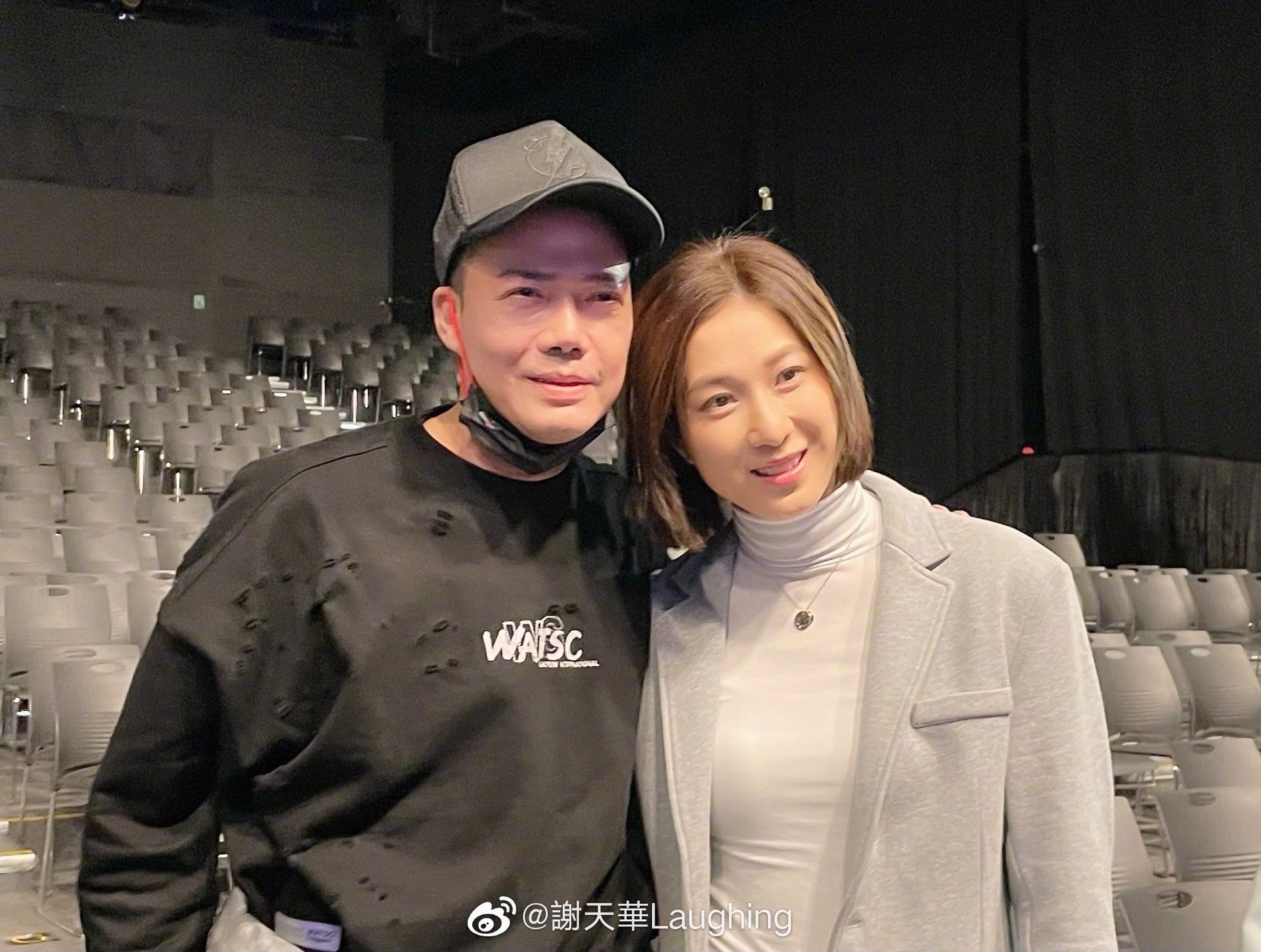 鍾嘉欣與3歲囝囝Jared去看魔術師甄澤權表演,遇上《缺宅男女》拍檔謝天華。(謝天華微博) 鍾嘉欣與3歲囝囝Jared去看魔術師甄澤權表演,遇上《缺宅男女》拍檔謝天華。(謝天華微博)