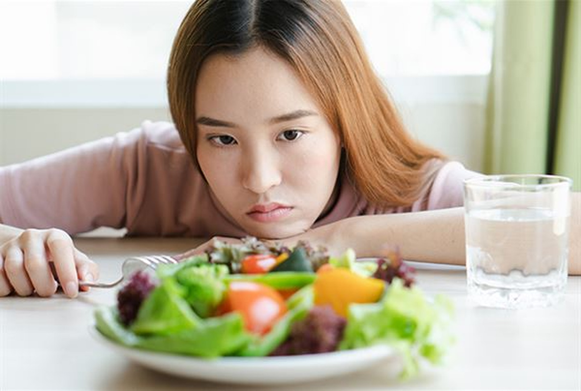 減肥餐單過於苛刻，與平時飲食習慣相距甚遠，一不小心便會增加食量，甚至暴飲暴食，令減重反彈。（圖片：top1health）