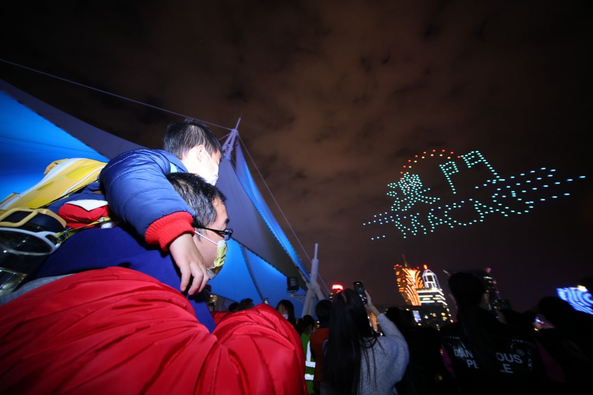 12月4日,澳門光影節有無人機表演。2021年最後一個月,周卓華被捕震撼澳門社會,2022年澳門賭牌續期,將會備受關注。(中新社) 12月4日,澳門光影節有無人機表演。2021年最後一個月,周卓華被捕震撼澳門社會,2022年澳門賭牌續期,將會備受關注。(中新社)