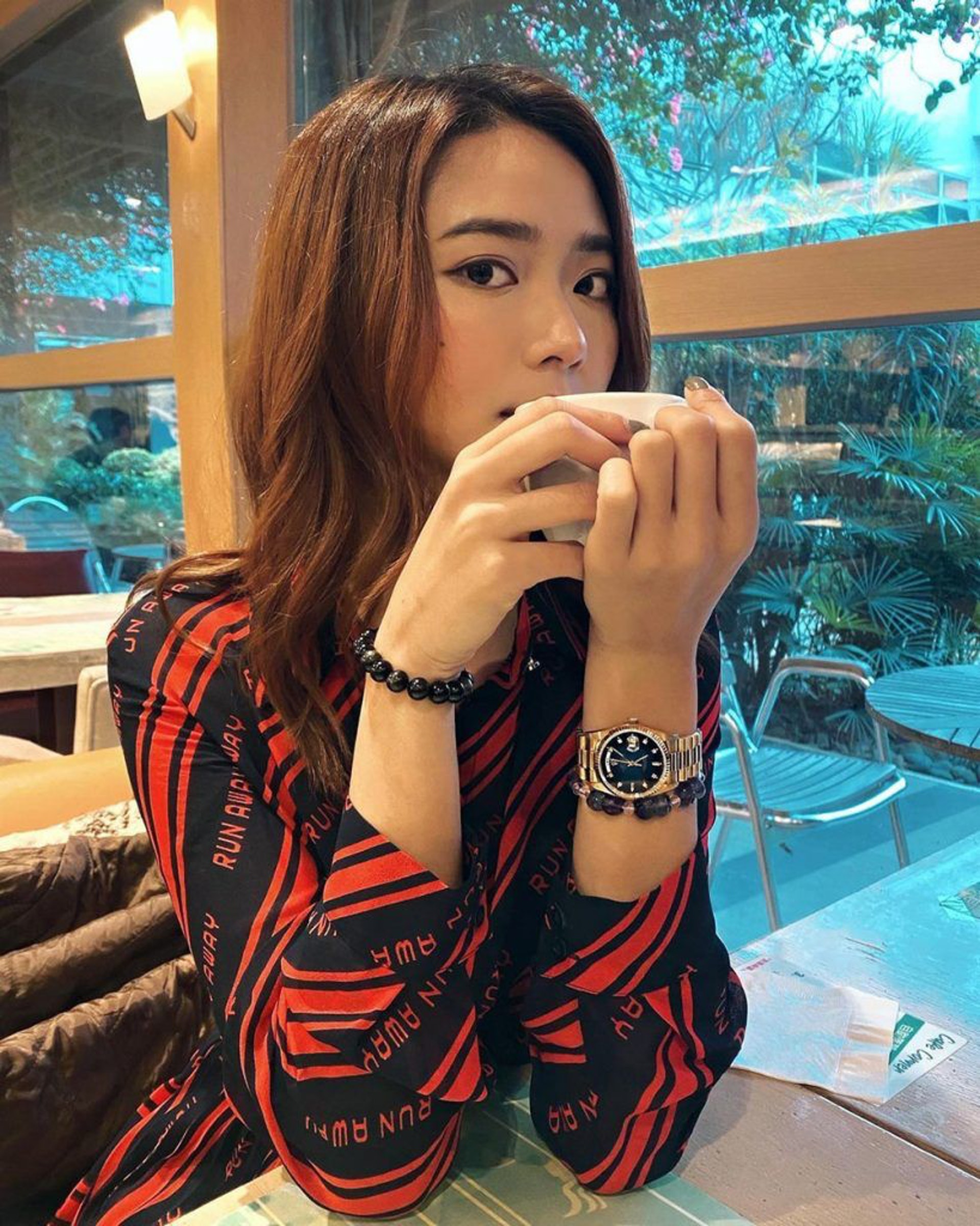 【Rolex|勞力士】戴祖儀手上所配戴的是Rolex勞力士的「Day-Date」手錶,而此錶在1995年出生產,有傳現時這款Rolex「Day-Date」的炒價天接近40萬。(joeythyee@IG) 【Rolex|勞力士】戴祖儀手上所配戴的是Rolex勞力士的「Day-Date」手錶,而此錶在1995年出生產,有傳現時這款Rolex「Day-Date」的炒價天接近40萬。(joeythyee@IG)