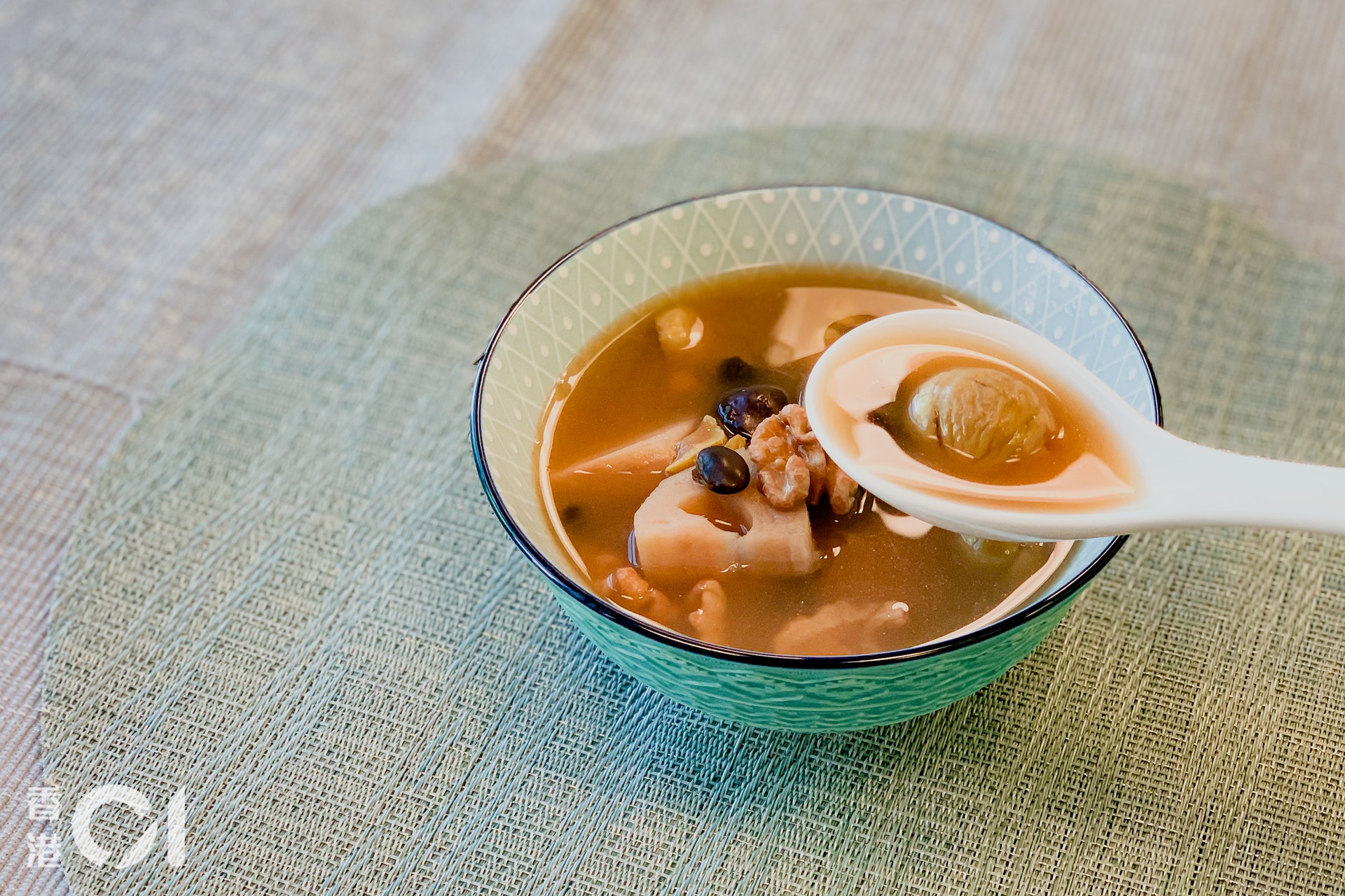 冬天湯水食譜 蓮藕合桃栗子黑豆湯健脾補腎抗寒黑髮痛風者不宜 冬天湯水食譜 蓮藕合桃栗子黑豆湯健脾補腎抗寒黑髮痛風者不宜