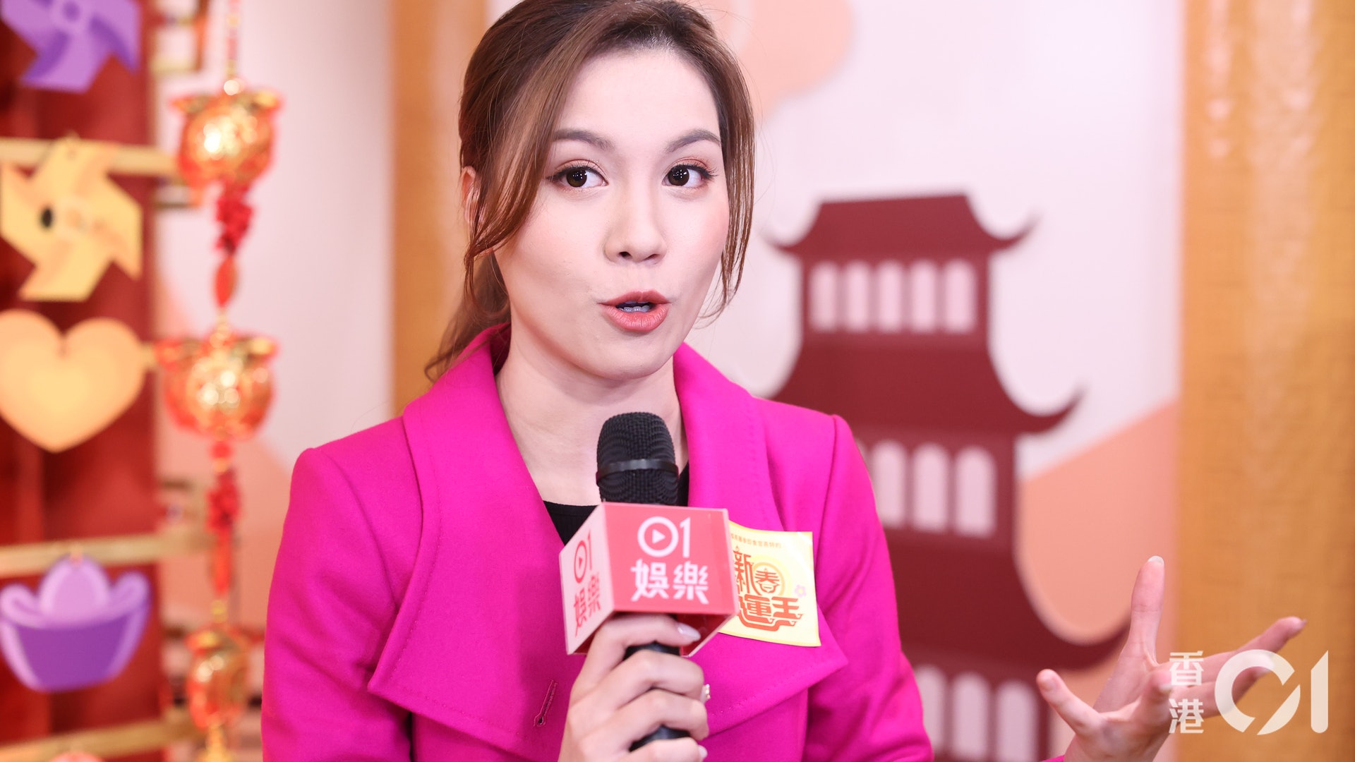 新春開運王︱港姐宋宛首拍薛家燕做主持冇有怕:細個喺佢度學跳舞 新春開運王︱港姐宋宛首拍薛家燕做主持冇有怕:細個喺佢度學跳舞