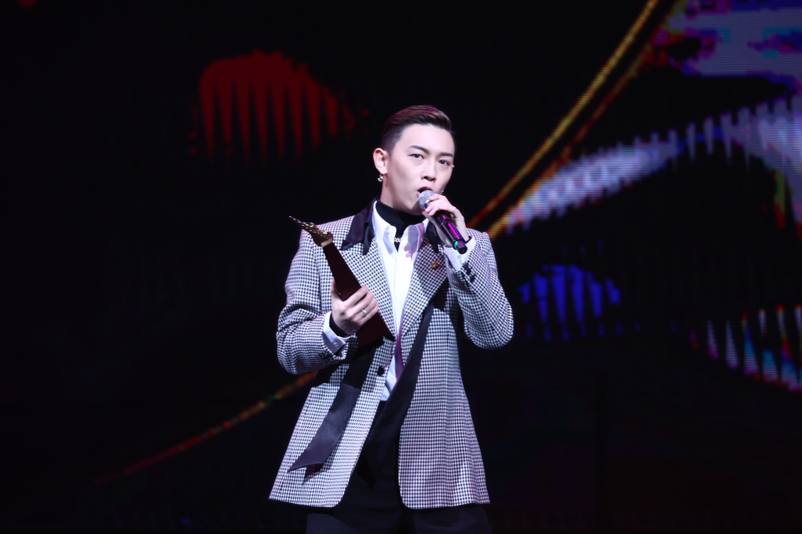 叱咤21 Mc張天賦奪新人王後擁抱edan 之前喺比賽嘅時候同組