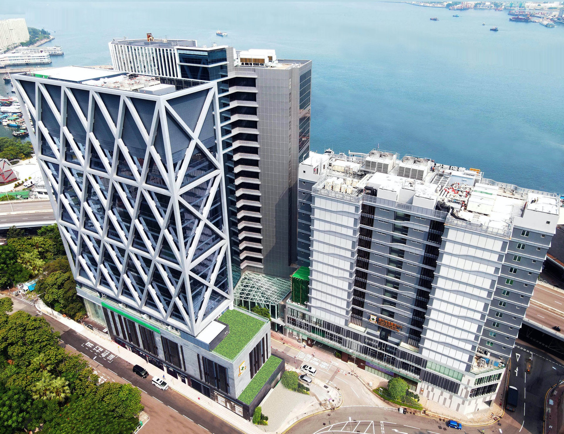 全港首間質子治療中心預計於2023年投入服務 (圖左),毗鄰的養和東區醫療中心(李樹芳樓)及養和癌症中心 (港島東) (圖右)已率先啟用,齊備尖端醫療設備提供多元化服務。(養和醫院提供) 全港首間質子治療中心預計於2023年投入服務 (圖左),毗鄰的養和東區醫療中心(李樹芳樓)及養和癌症中心 (港島東) (圖右)已率先啟用,齊備尖端醫療設備提供多元化服務。(養和醫院提供)